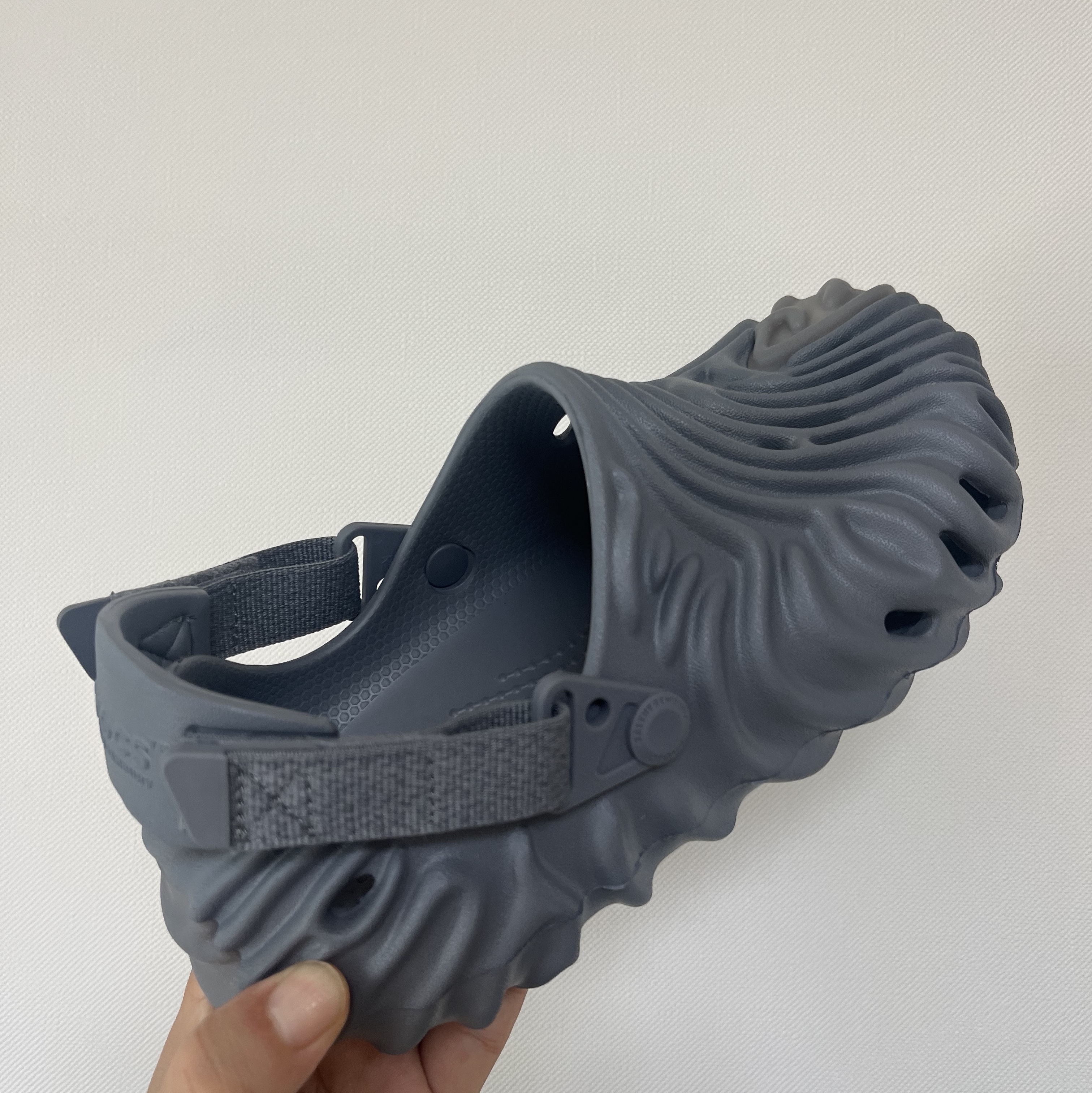 Crocs x Salehe Bembury Pollex Clog Niagara 착용 스타일 - 2