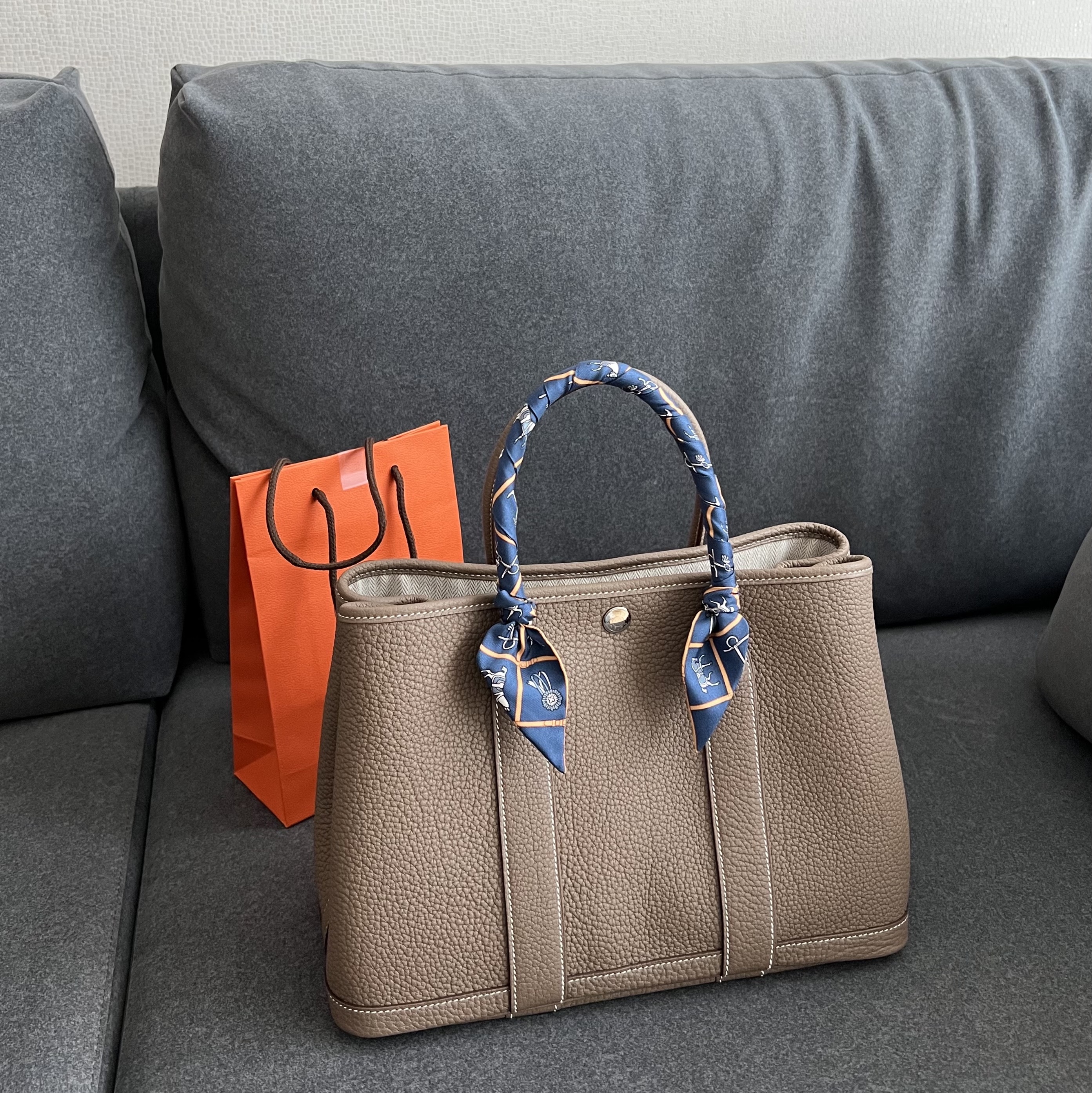 Hermes Garden Party 30 Bag Negonda & Palladium Etoupe 착용 스타일