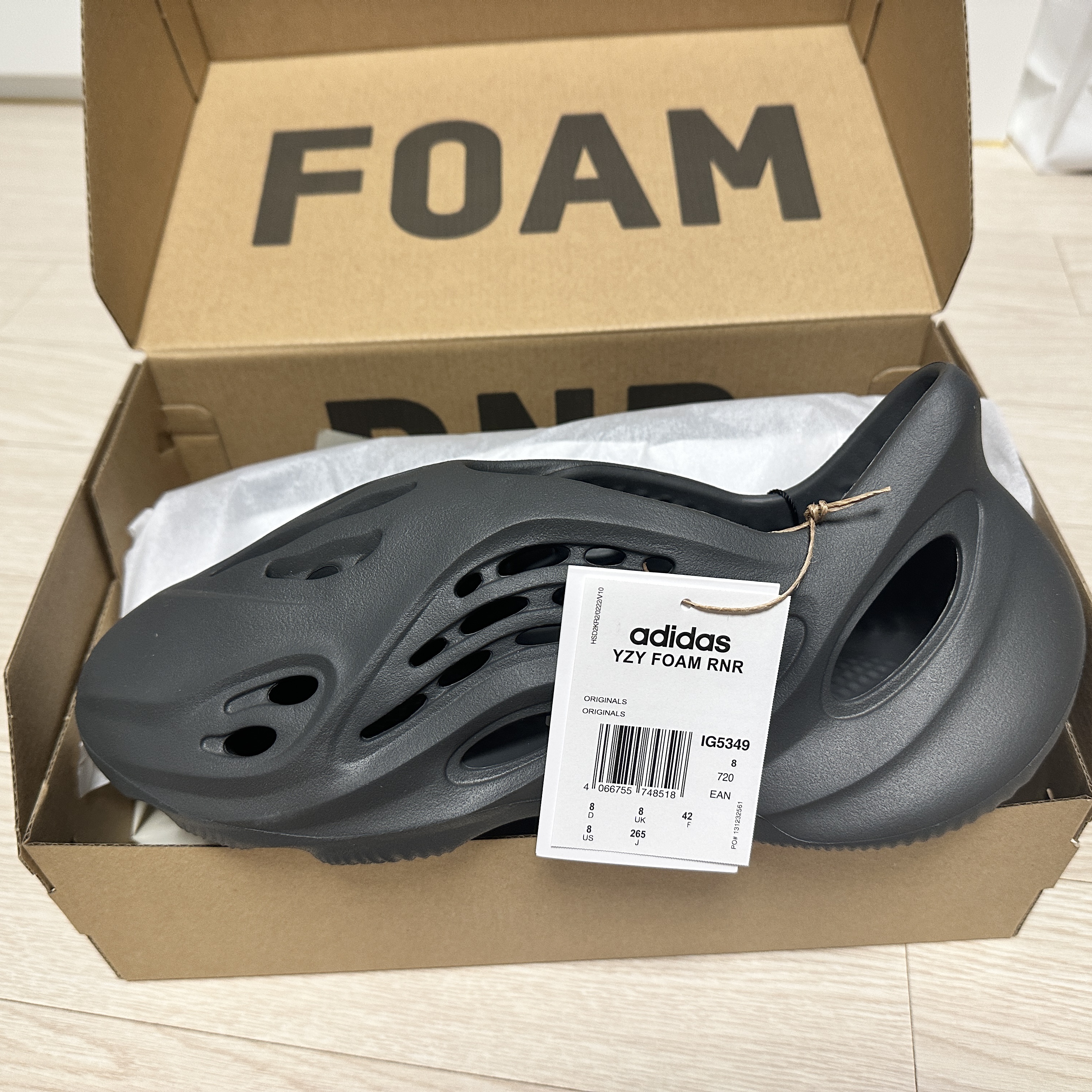 Adidas Yeezy Foam RNNR Carbon 착용 스타일