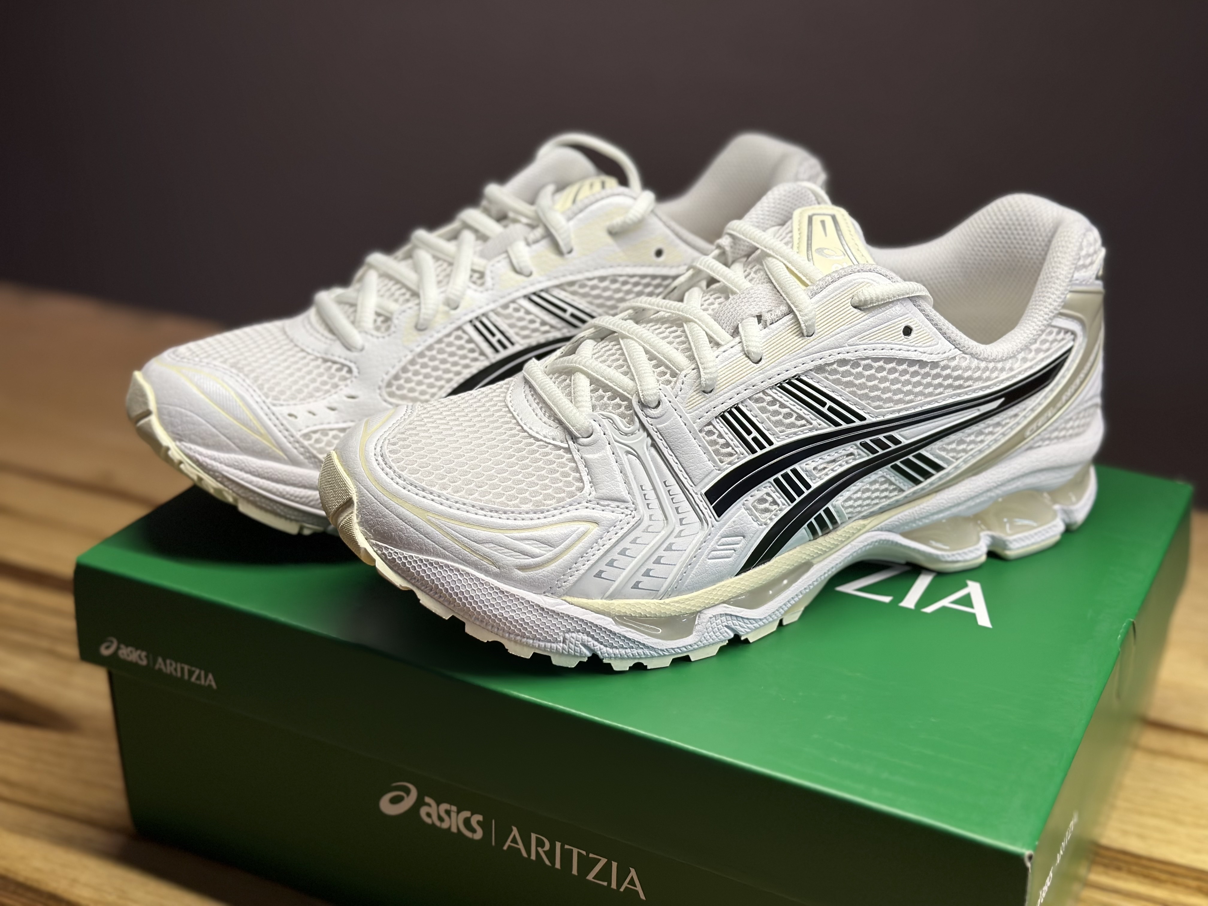 Asics x Aritzia Gel-Kayano 14 White Black 착용 스타일 - 2