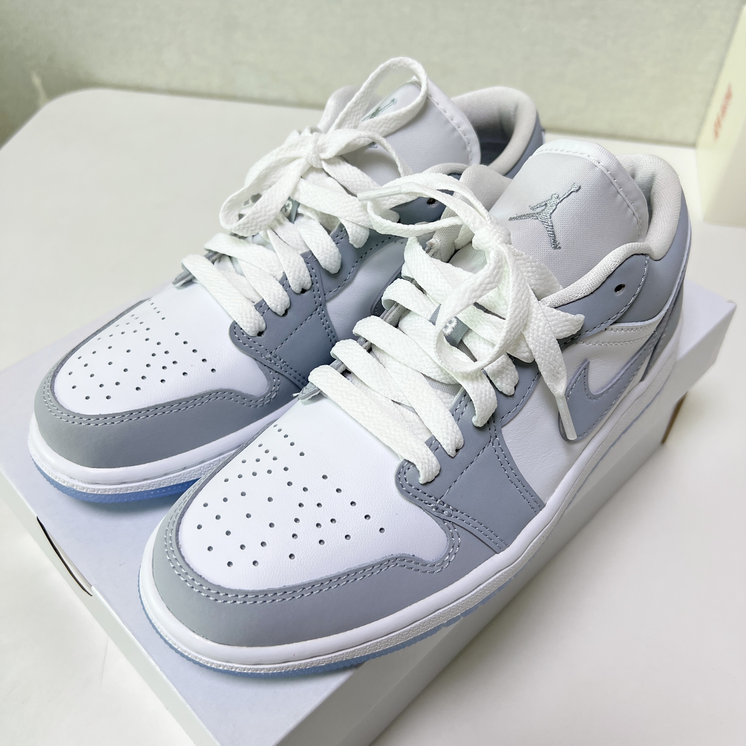 (W) Jordan 1 Low White Wolf Grey 착용 스타일 - 2