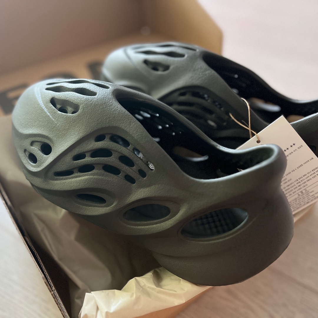 Adidas Yeezy Foam RNNR Carbon 착용 스타일