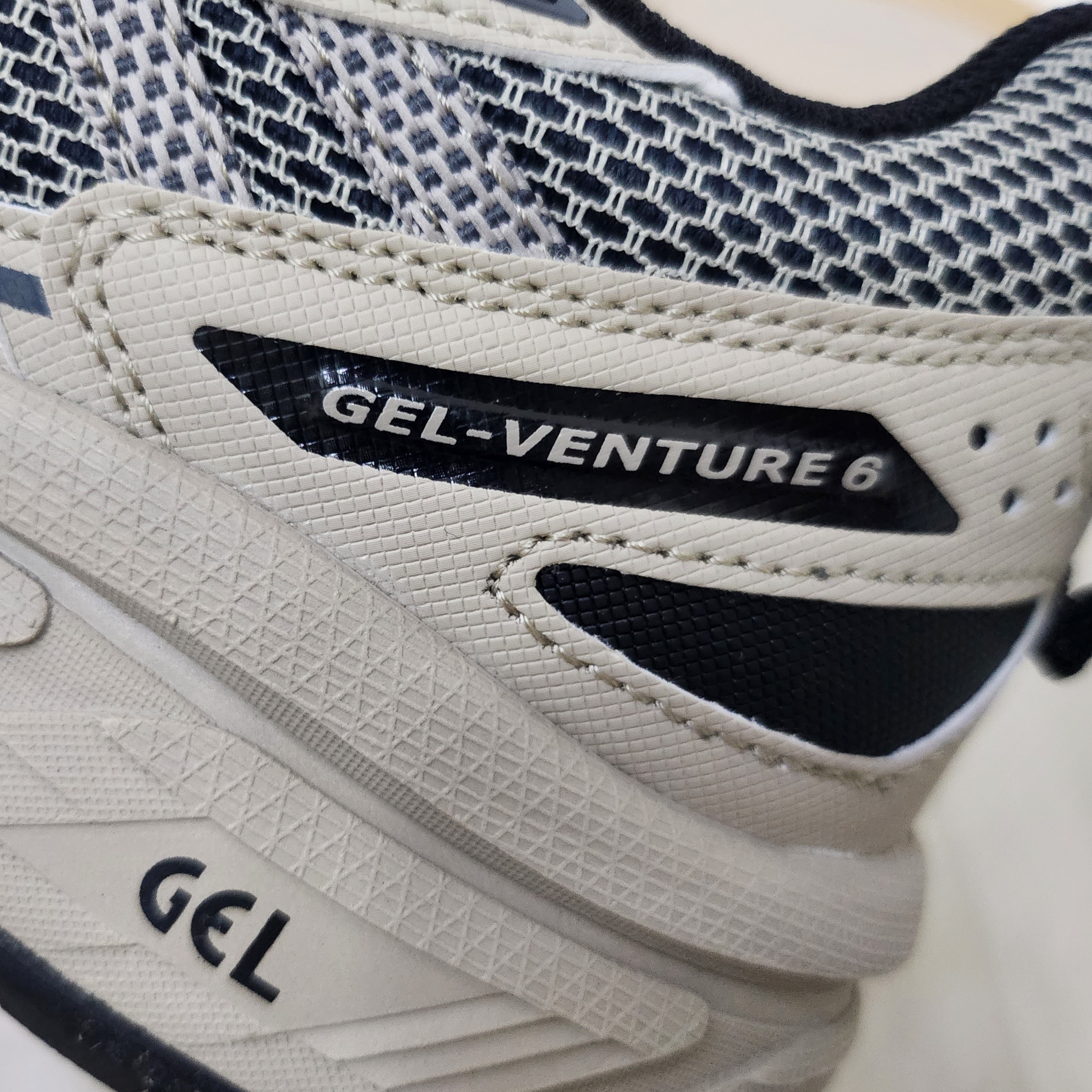 Asics Gel-Venture 6 Feather Grey Black 착용 스타일 - 3