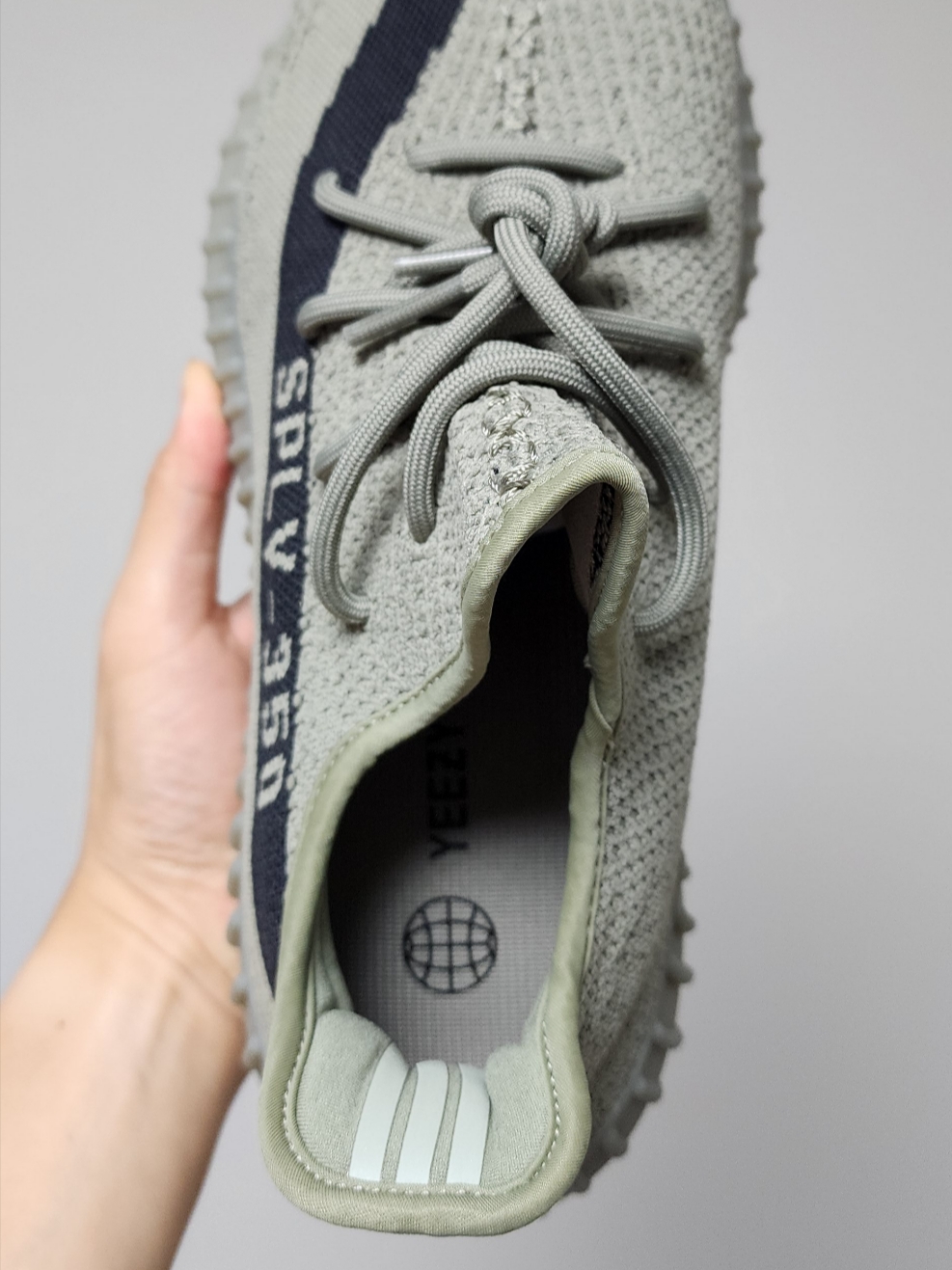 Adidas Yeezy Boost 350 V2 Granite Core Black 착용 스타일