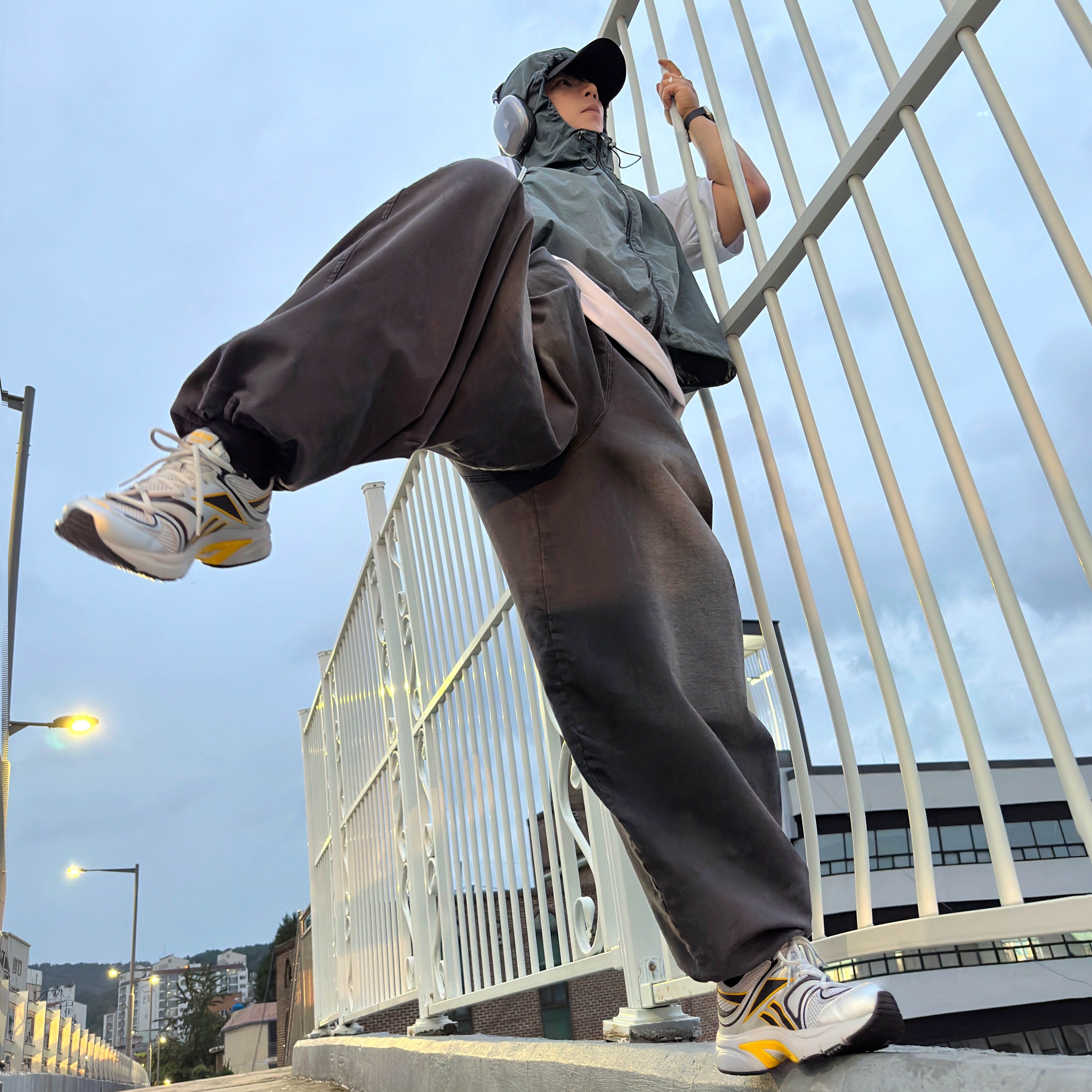 Reebok Premier Road Plus VI Yellow, Apple AirPods Max Lightning Space Gray (Korean Ver.) 착용 스타일 - 4