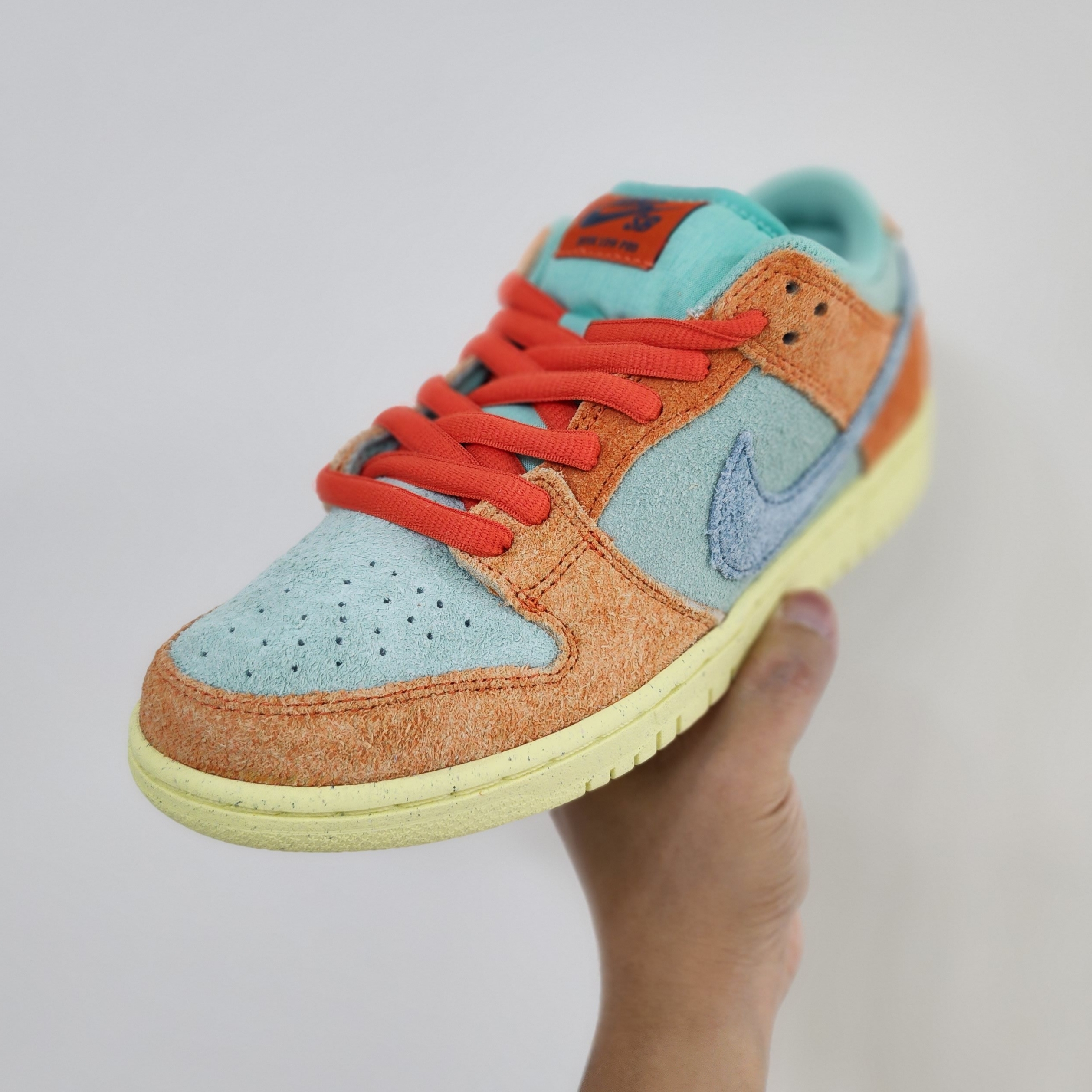 Nike SB Dunk Low Pro Premium Orange and Emerald Rise 착용 스타일 - 1