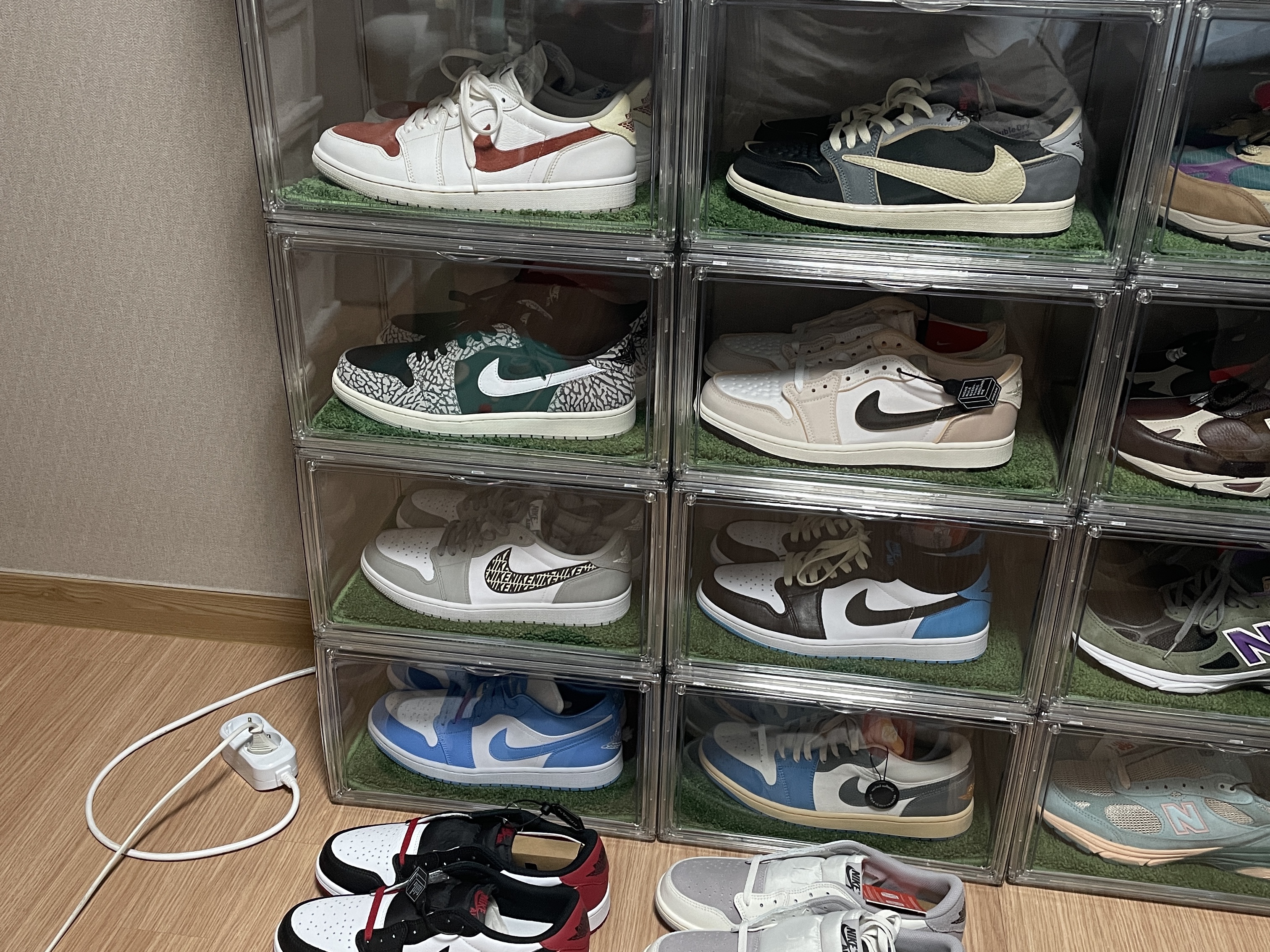 Jordan 1 Retro Low OG Atmosphere Grey 착용 스타일 - 2