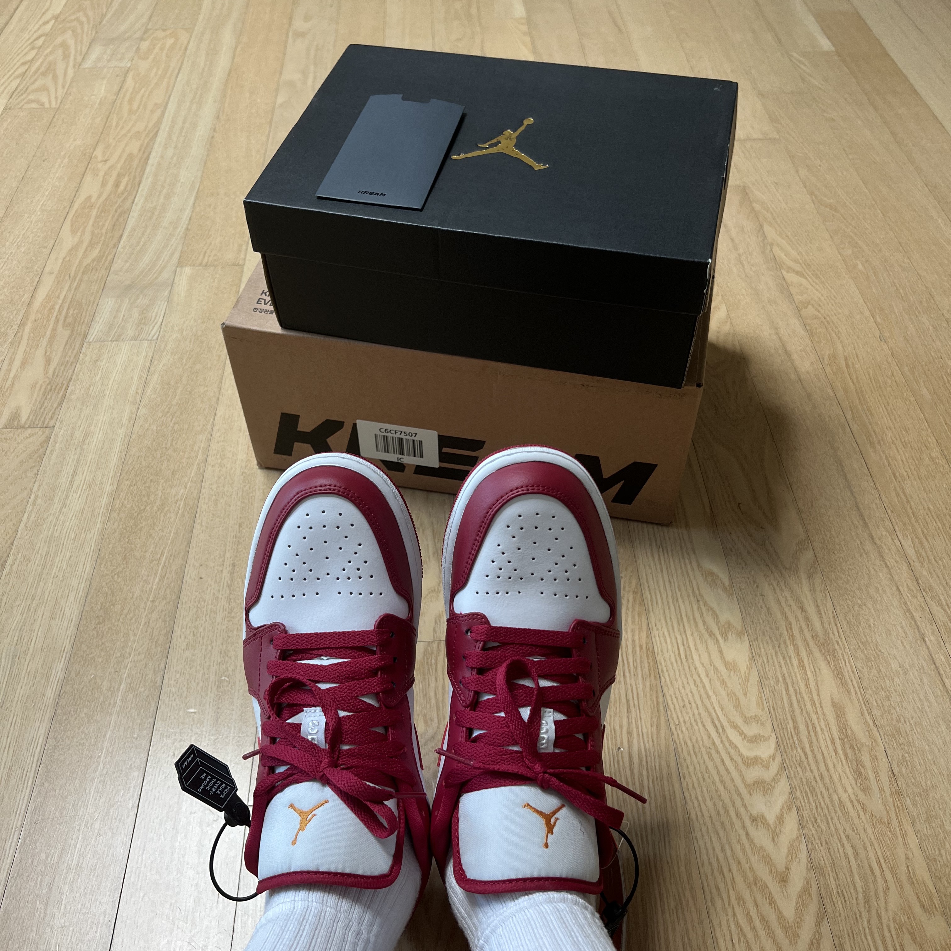 Jordan 1 Low Cardinal Red 착용 스타일 - 3
