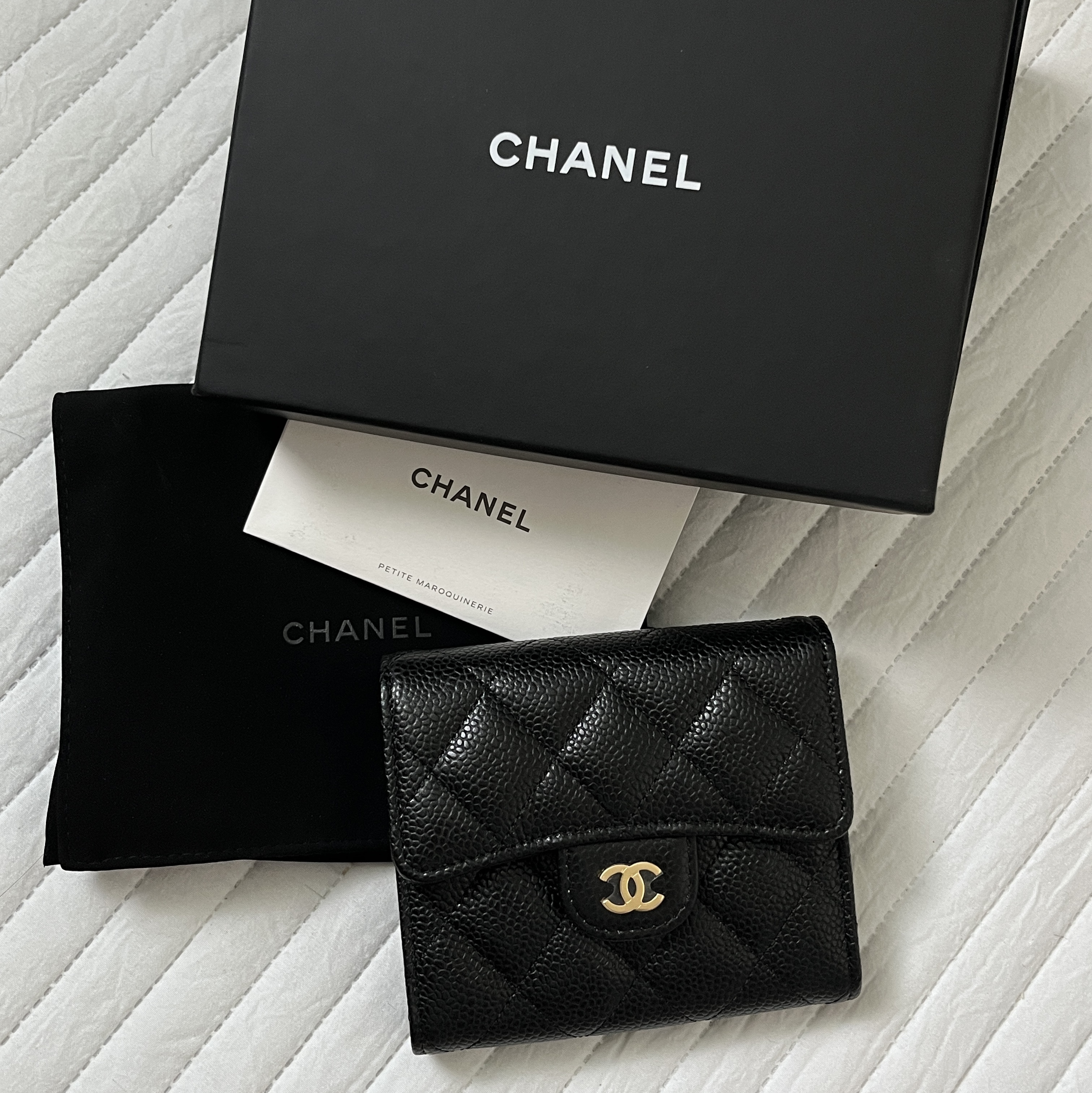 Chanel Small Classic Flap Wallet Grained Calfskin & Gold Black 착용 스타일