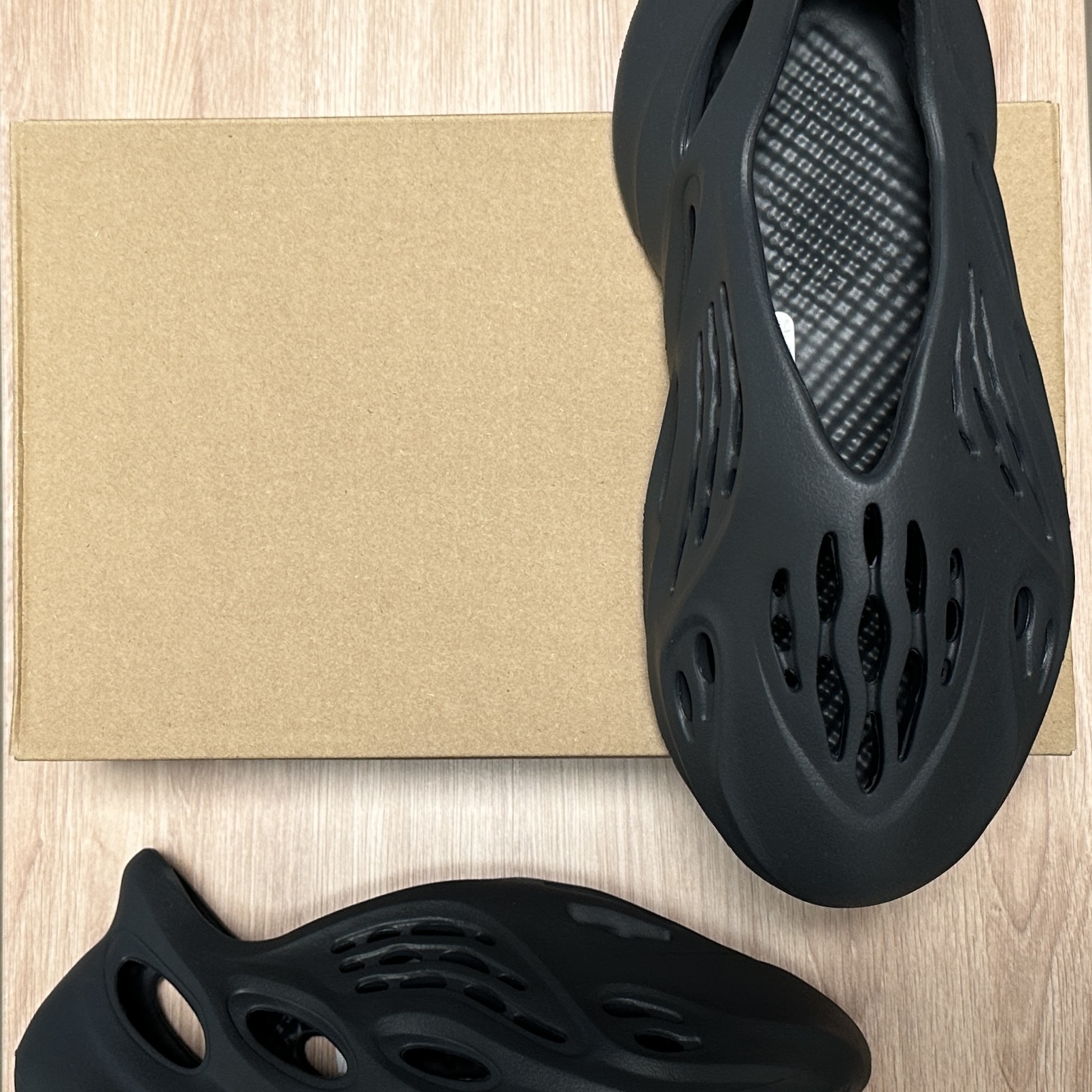 Adidas Yeezy Foam RNNR Carbon 착용 스타일