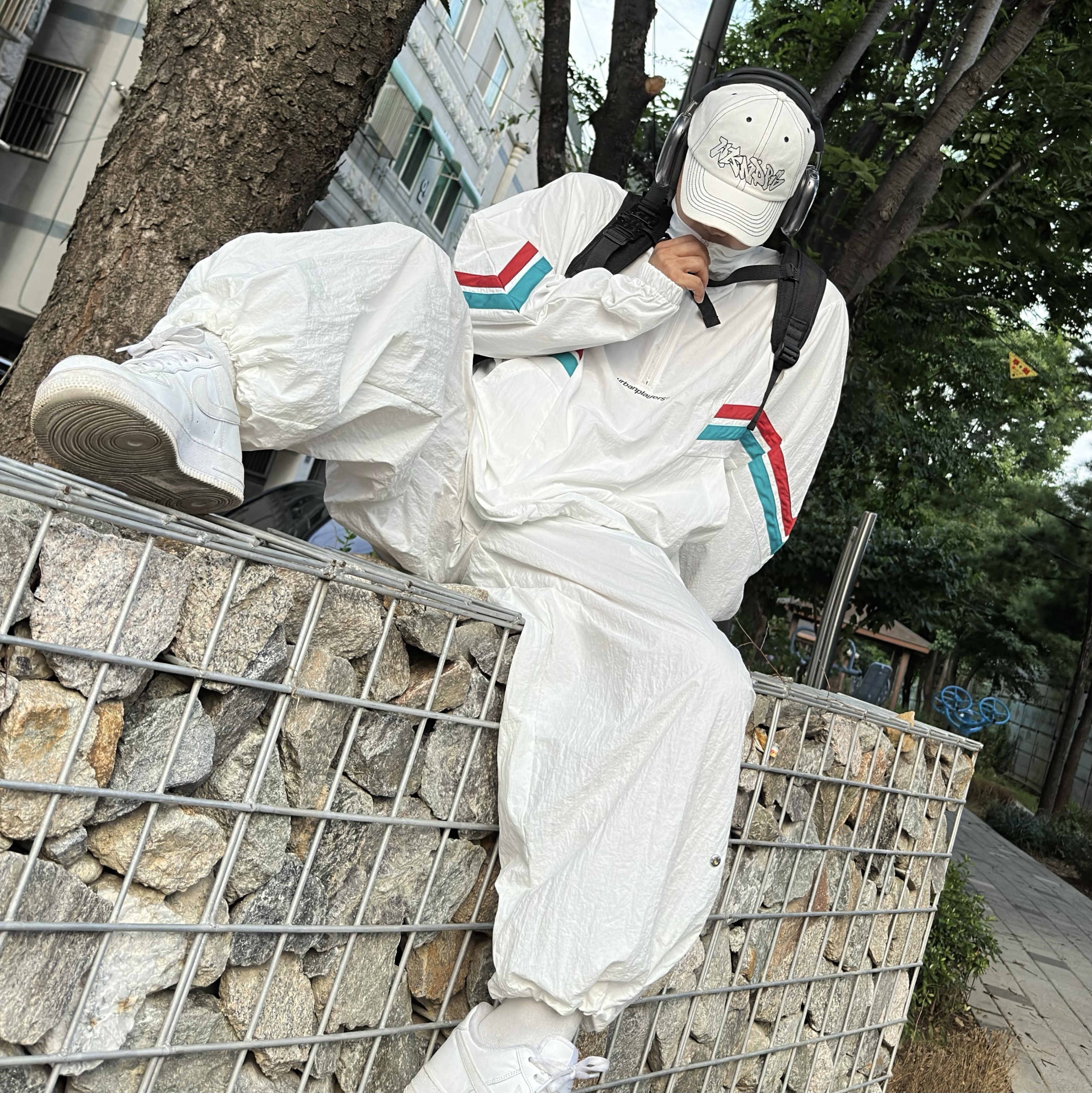 Nike Air Force 1 '07 Low White, Apple AirPods Max Lightning Space Gray (Korean Ver.) 착용 스타일 - 2