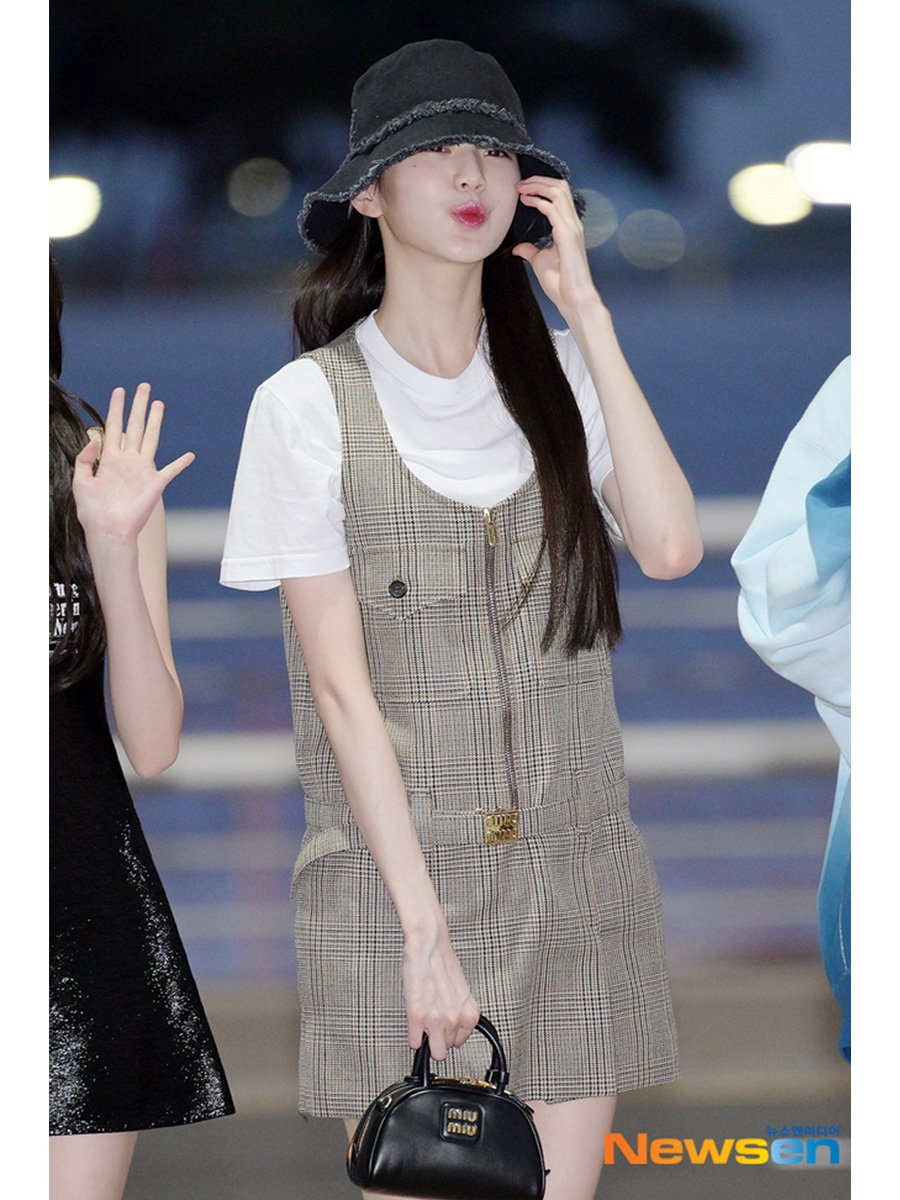 (W) New Balance x Miu Miu 574 Vintage Nappa Leather White, (W) Miu Miu Denim Bucket Hat Black 착용 스타일 - 2