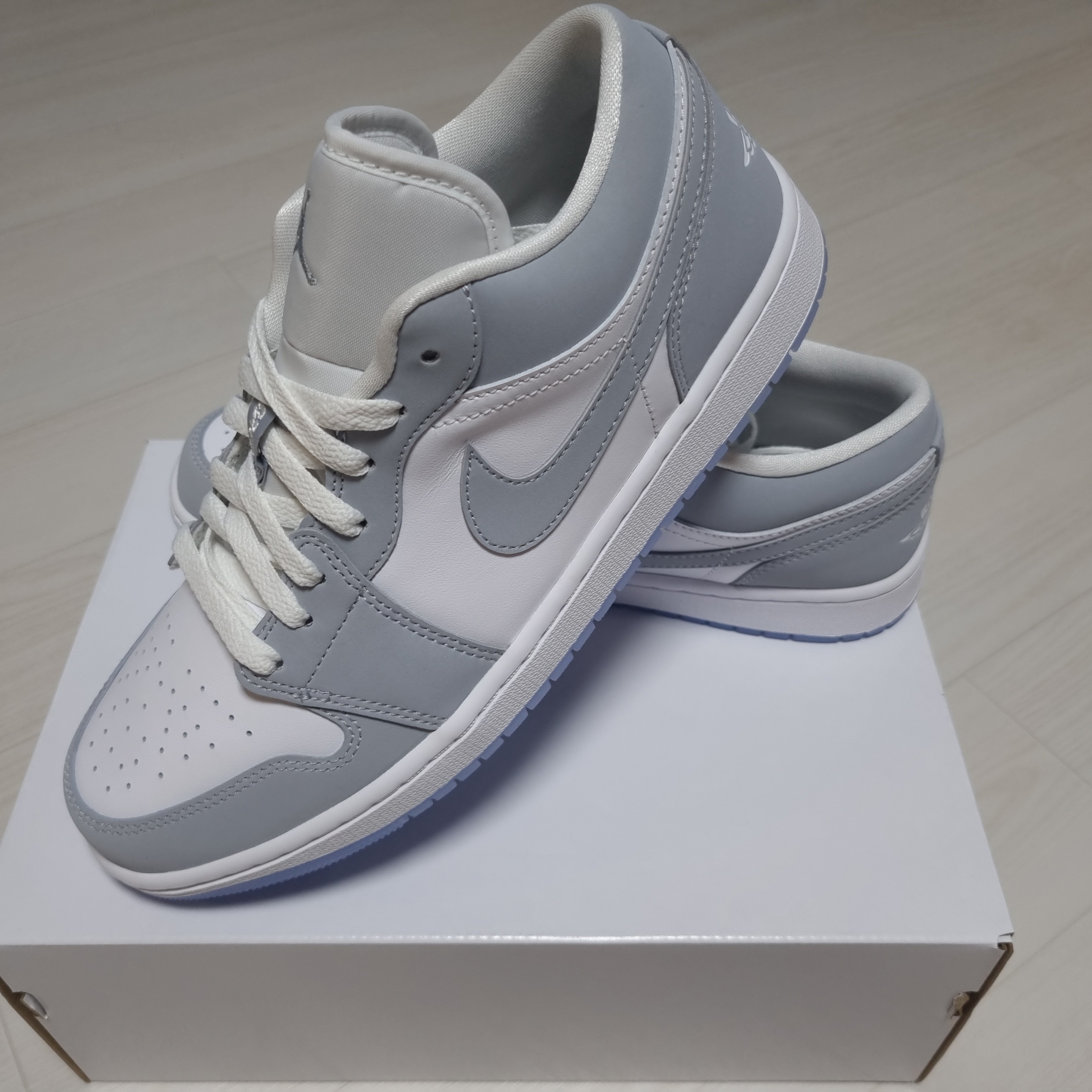 (W) Jordan 1 Low White Wolf Grey 착용 스타일 - 1