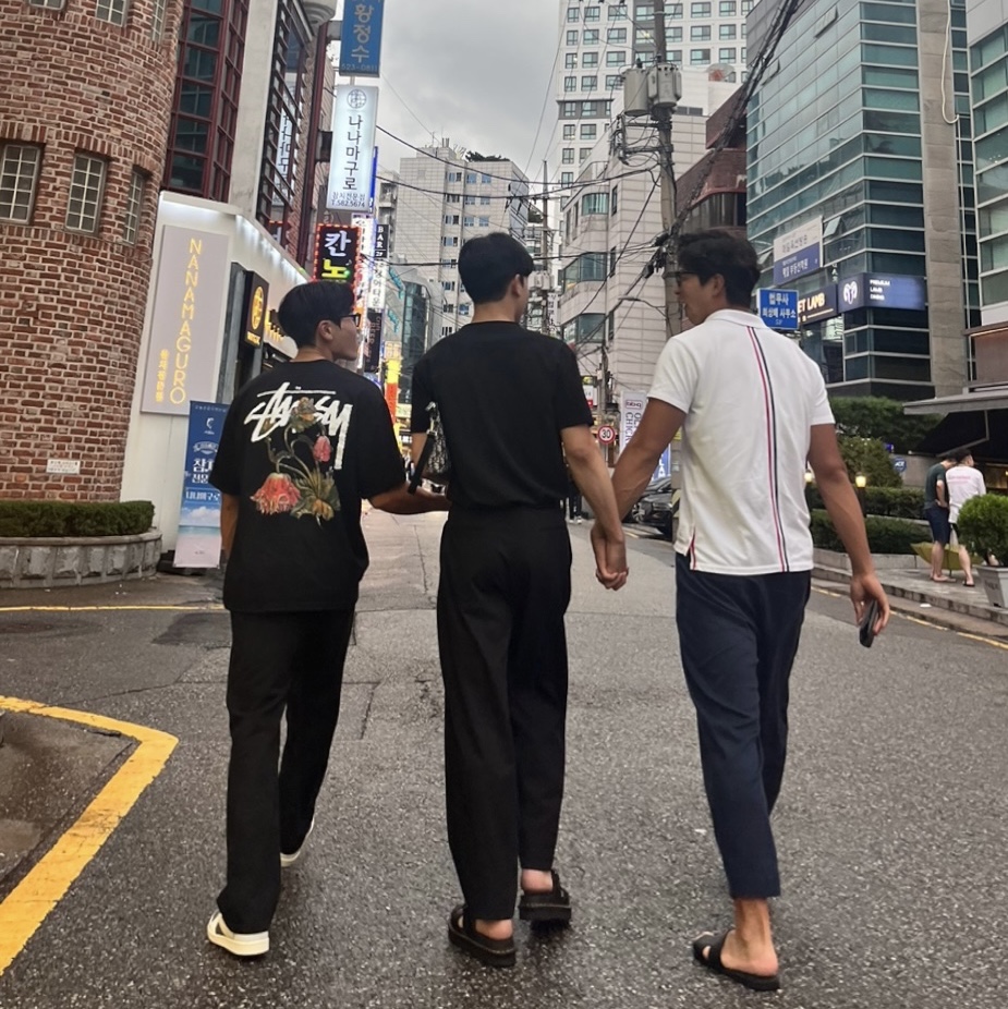 Stussy Withered Flower T-Shirt Black, Jordan 1 x Travis Scott Retro Low OG SP Sail and Ridgerock 착용 스타일
