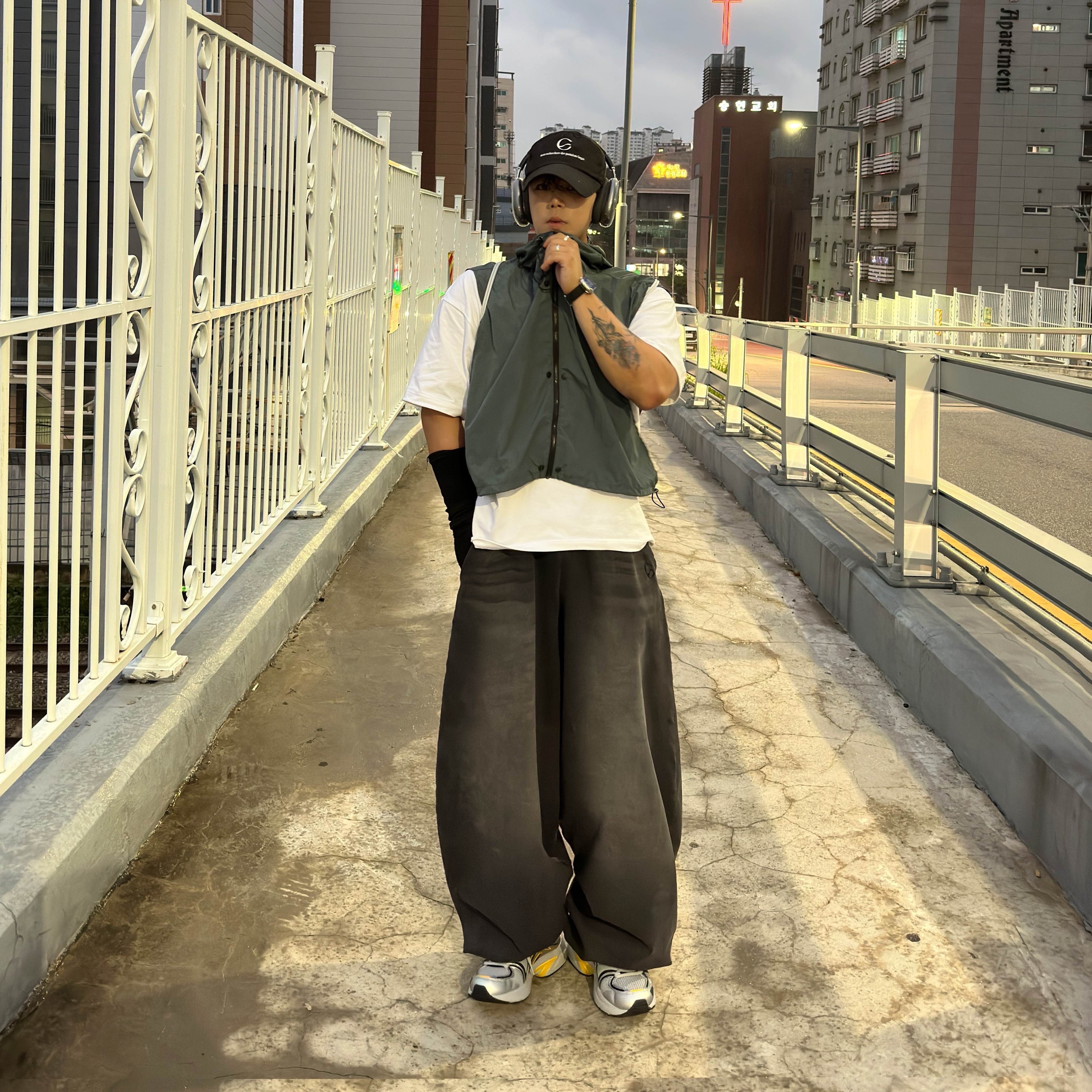 Reebok Premier Road Plus VI Yellow, Apple AirPods Max Lightning Space Gray (Korean Ver.) 착용 스타일 - 2