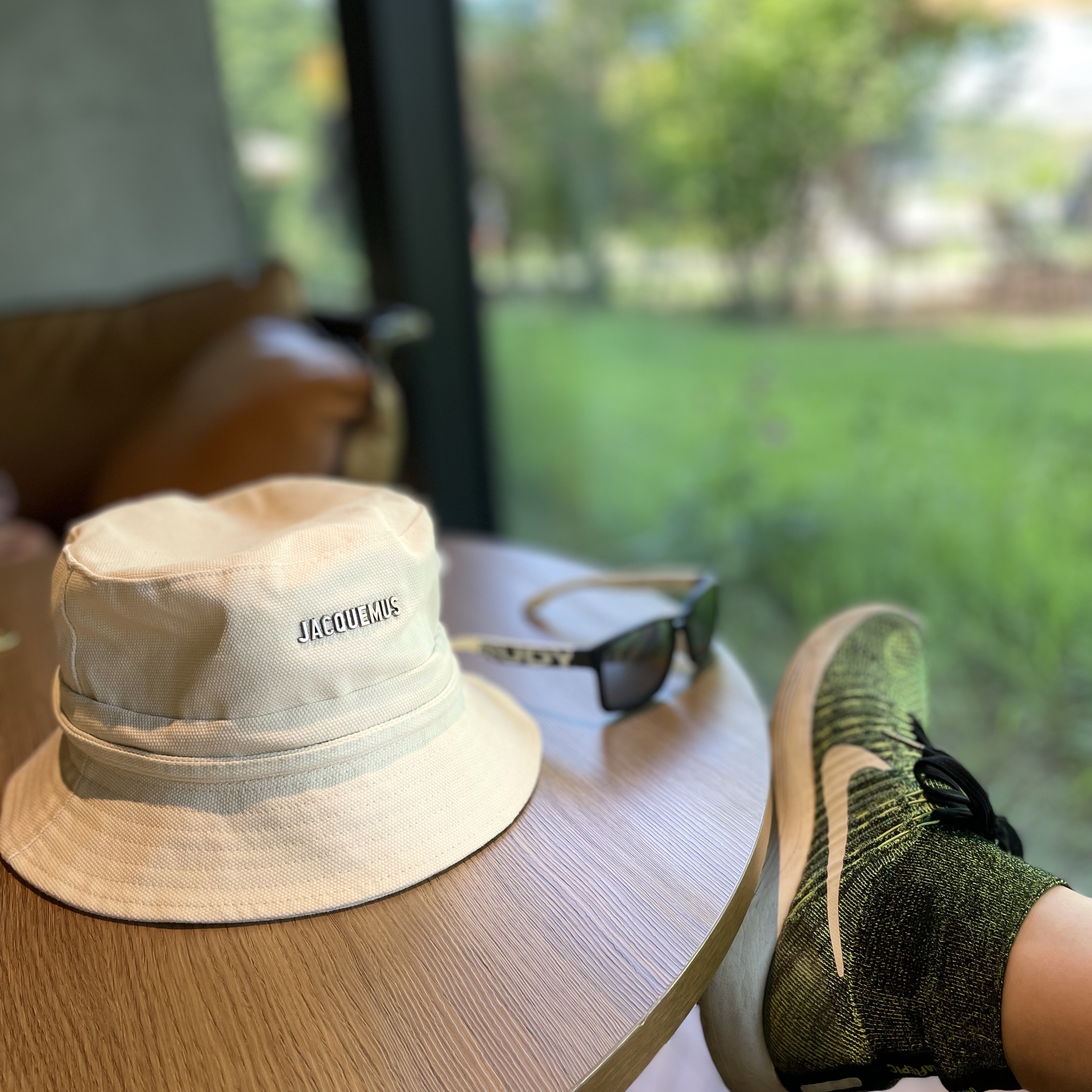 Jacquemus Le Bob Gadjo Bow Bucket Hat Off White 착용 스타일 - 2