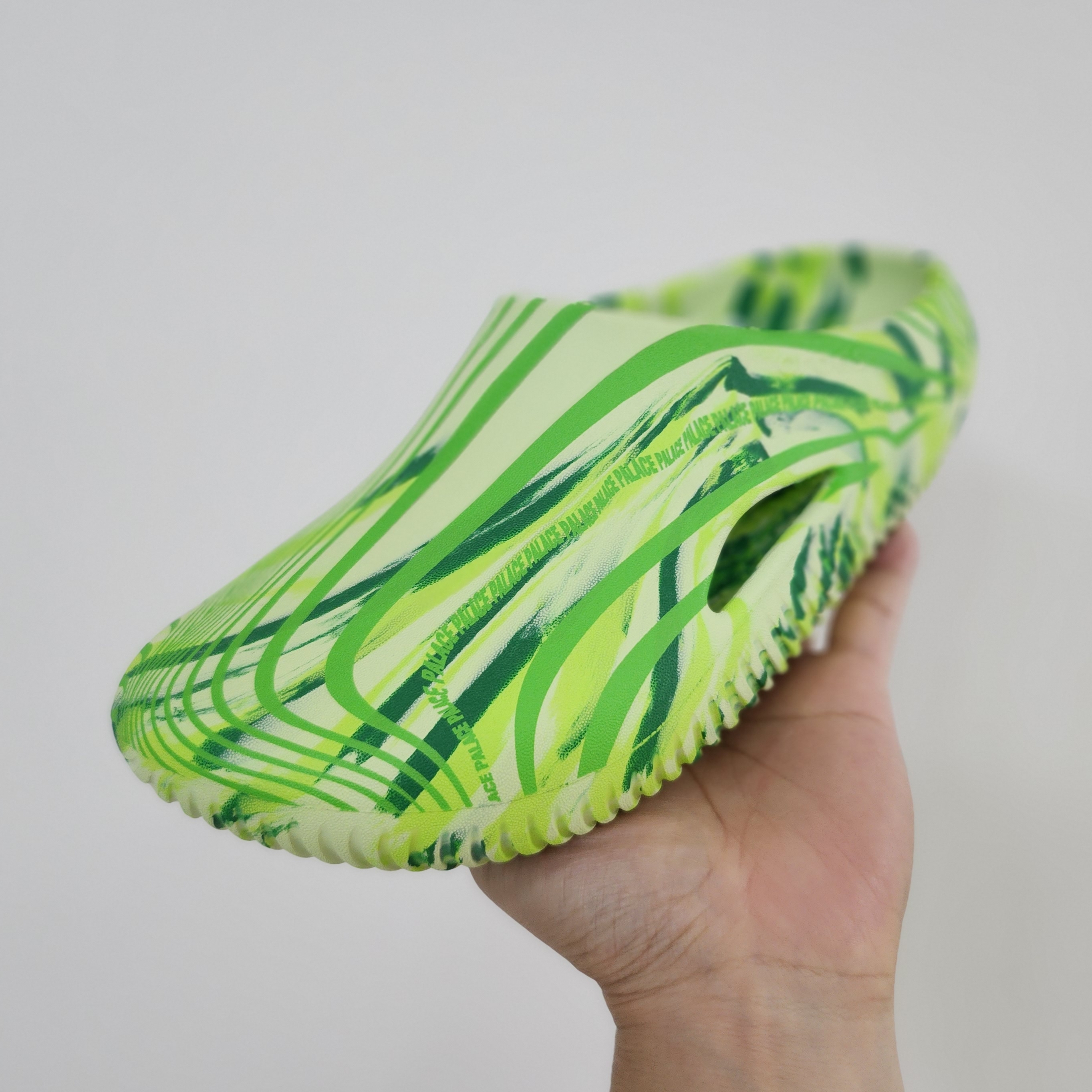 Crocs x Palace Recovery Clog Celery Multi 착용 스타일 - 1