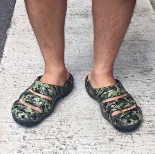 Keen Yogui Arts Camo Green 착용 스타일