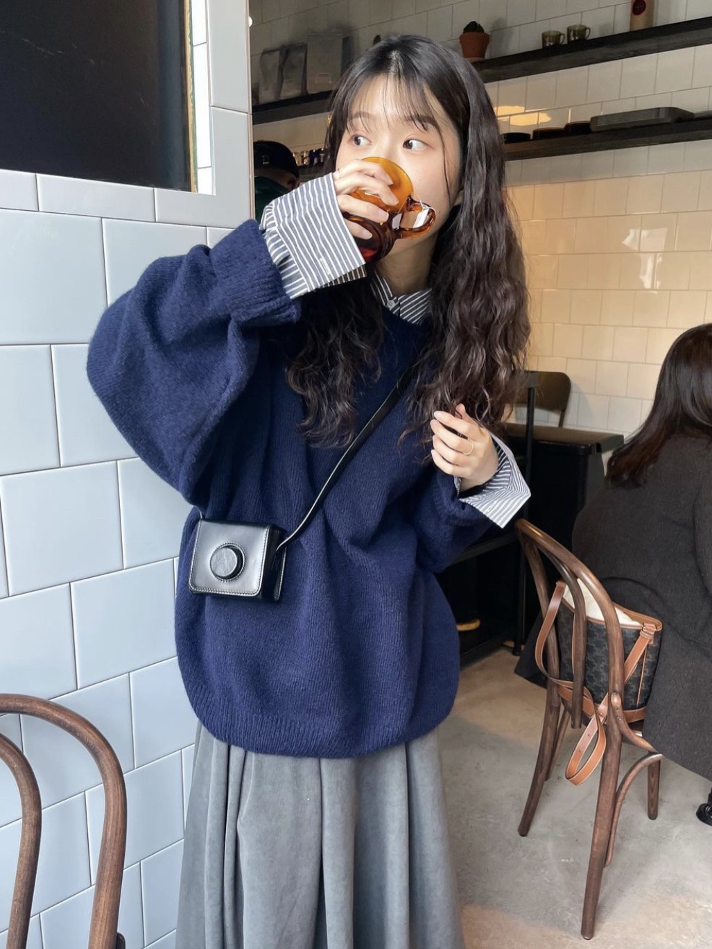 Lemaire Mini Camera Bag Vegetable-Tanned Leather Black, Lemaire Mini Camera Bag Vegetable-Tanned Leather Pewter Green 착용 스타일
