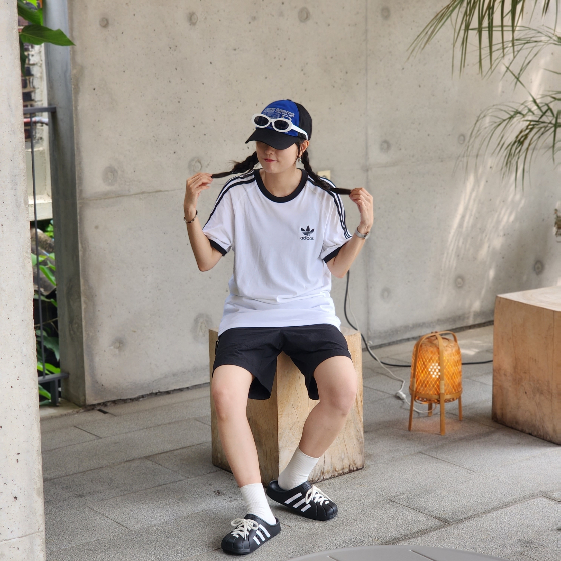 Adidas Adilette Clog Black White, (W) Adidas Adicolor Classics Slim 3S T-Shirt White - US Sizing 착용 스타일 - 1