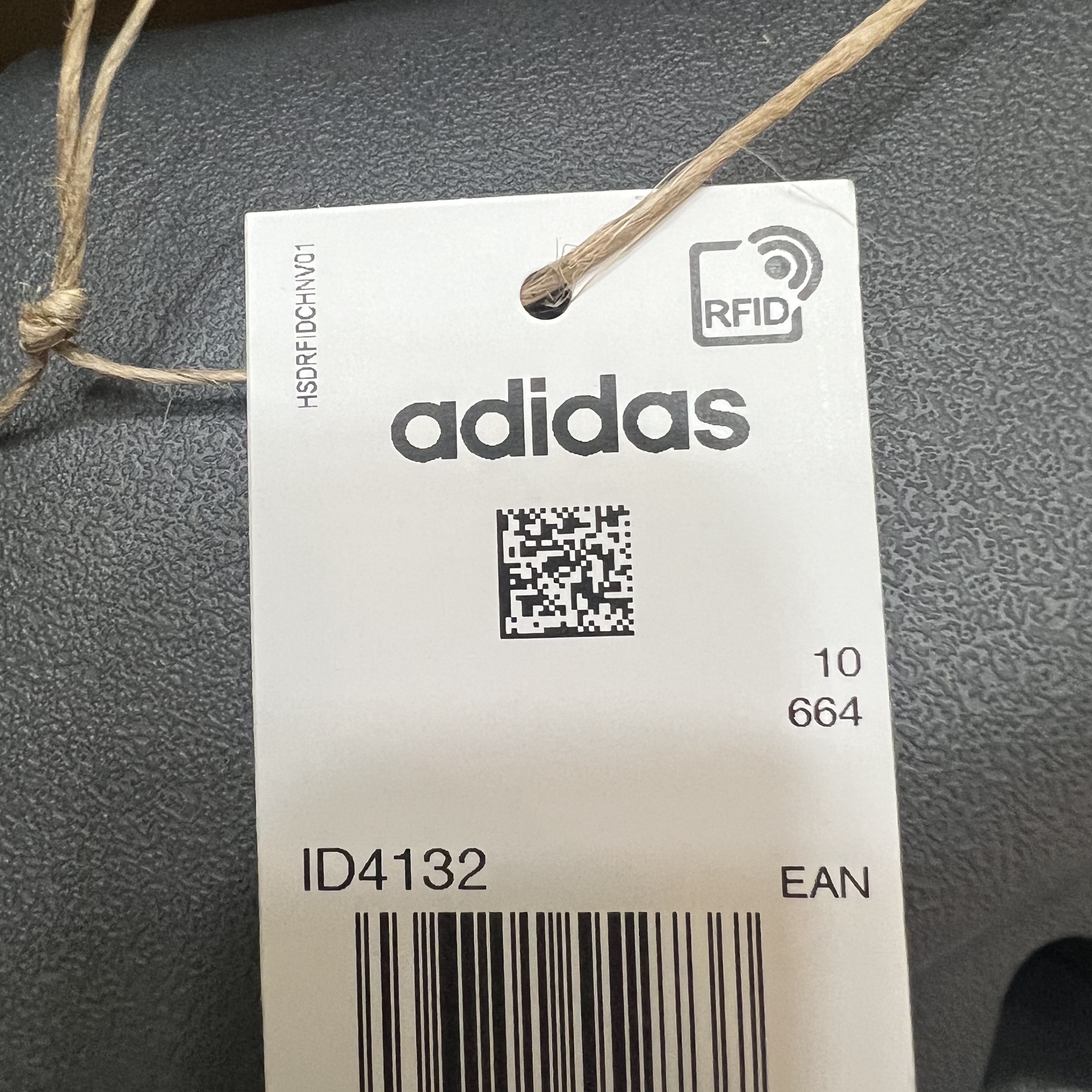 Adidas Yeezy Slide Granite 착용 스타일 - 2