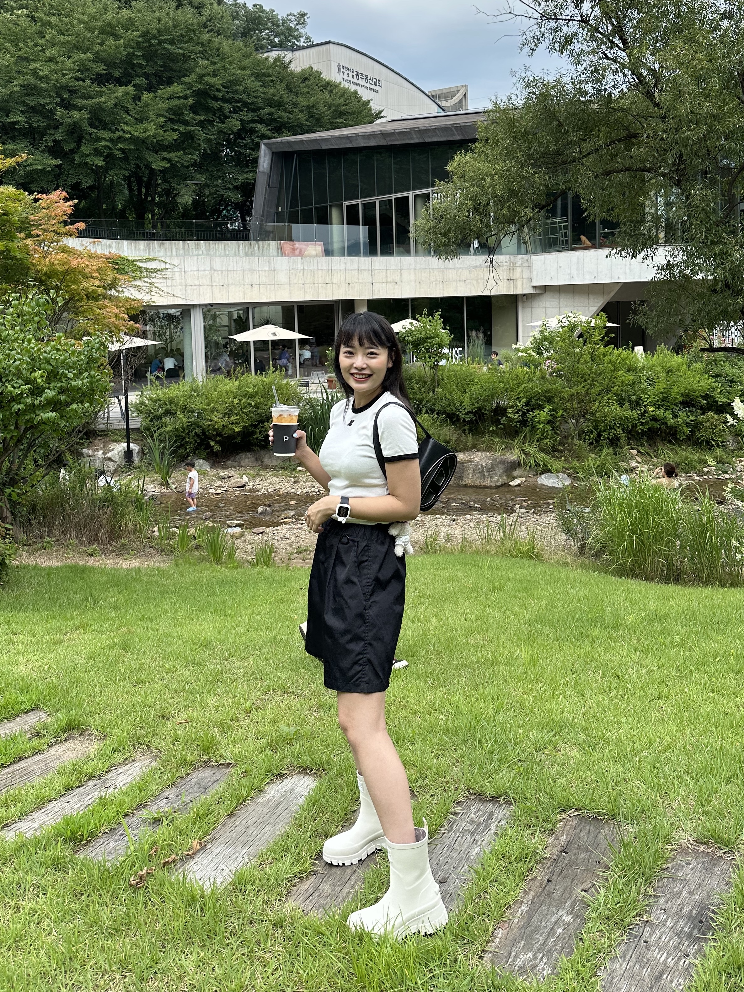 (W) Courreges Reedition Bumpy Contrast T-Shirt Heritage White Black, (W) Rockfishweatherwear Flatform Middle Rain Boots Cream 착용 스타일 - 3