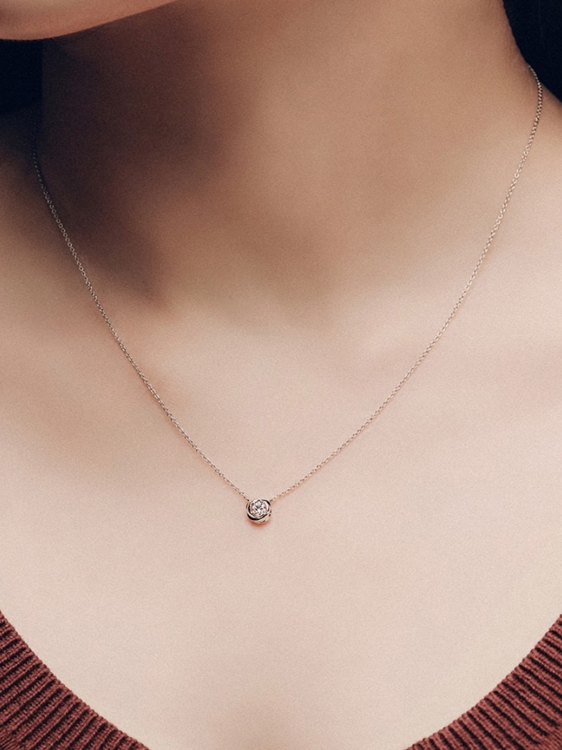 Miko Women Solist 0.1 Carat Si2 Diamond Necklace White Gold 착용 스타일