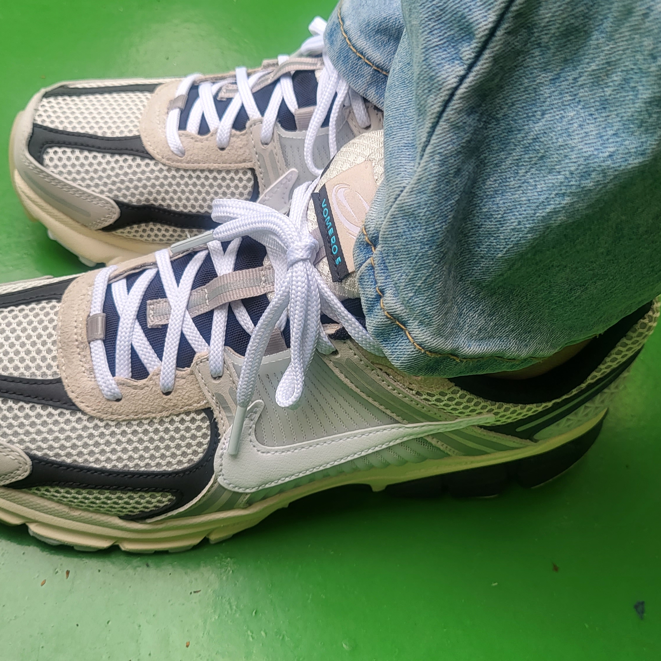 Nike Zoom Vomero 5 Light Bone and Black 착용 스타일 - 2