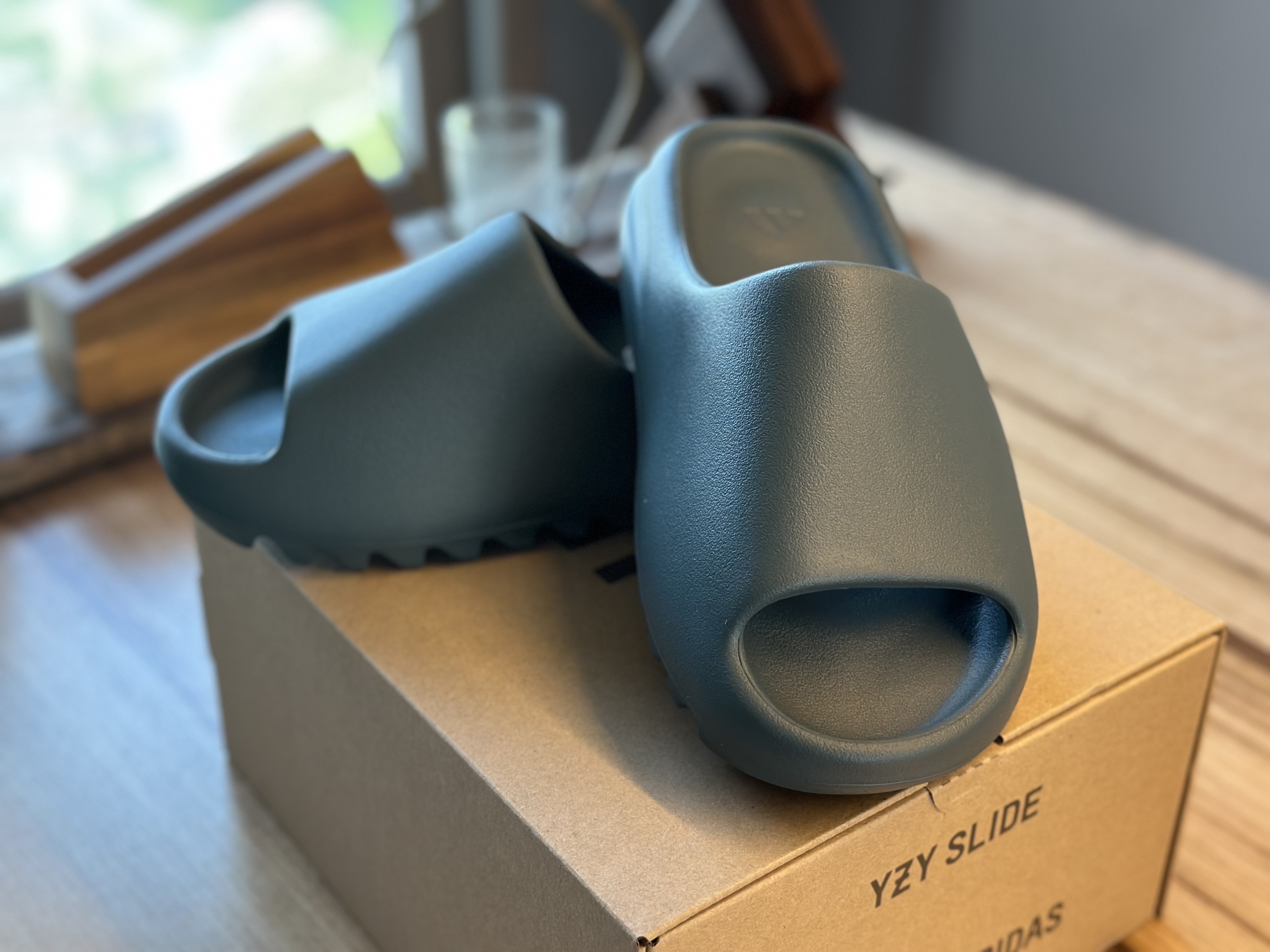 Adidas Yeezy Slide Slate Marine 착용 스타일 - 1