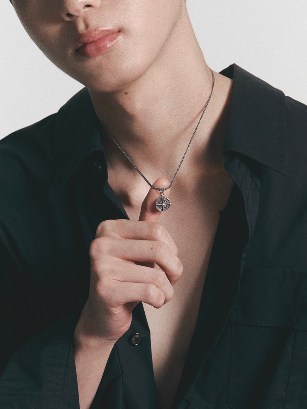 Scudo Vintage Compass Point Necklace 착용 스타일