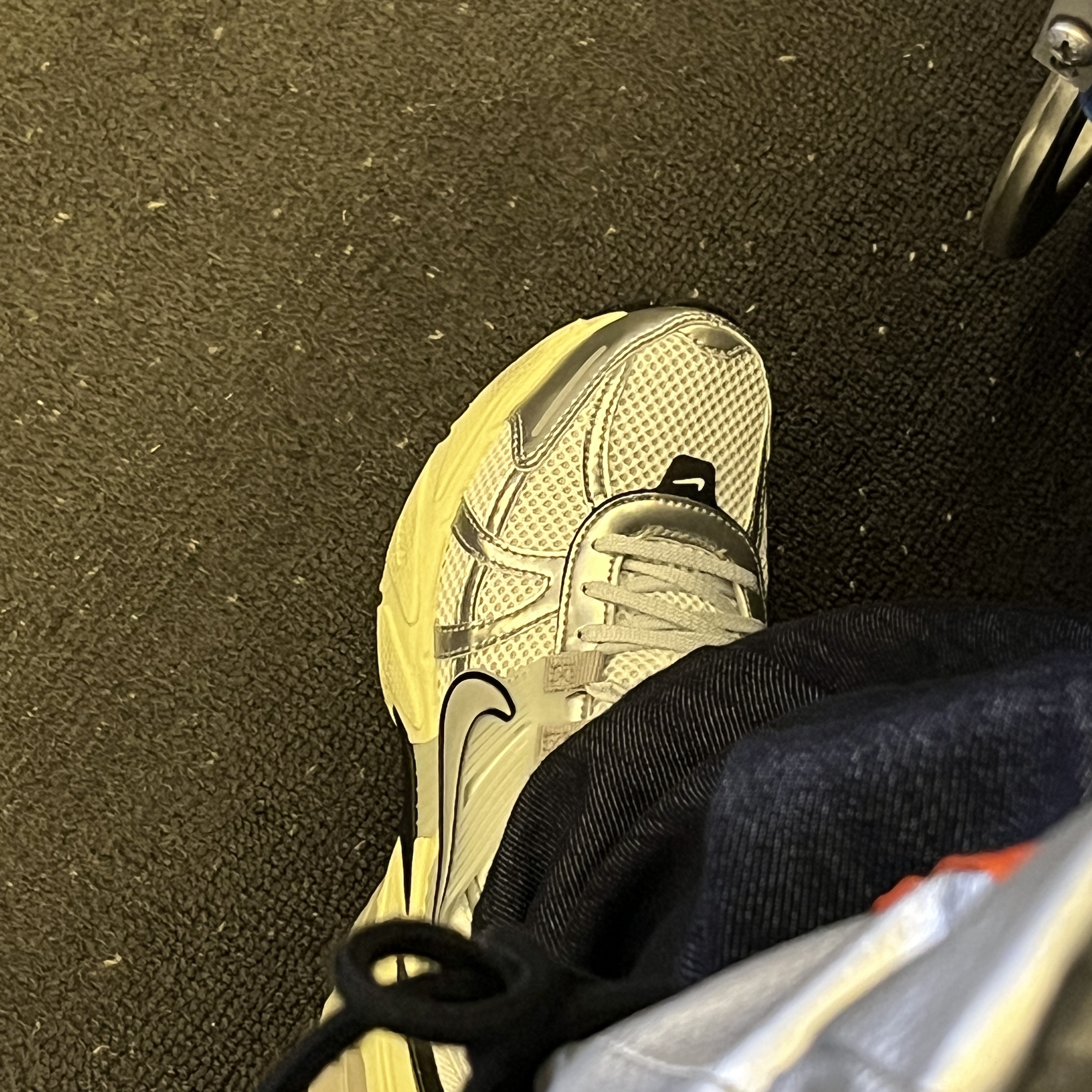 Nike V2K Run Summit White Metallic Silver 착용 스타일