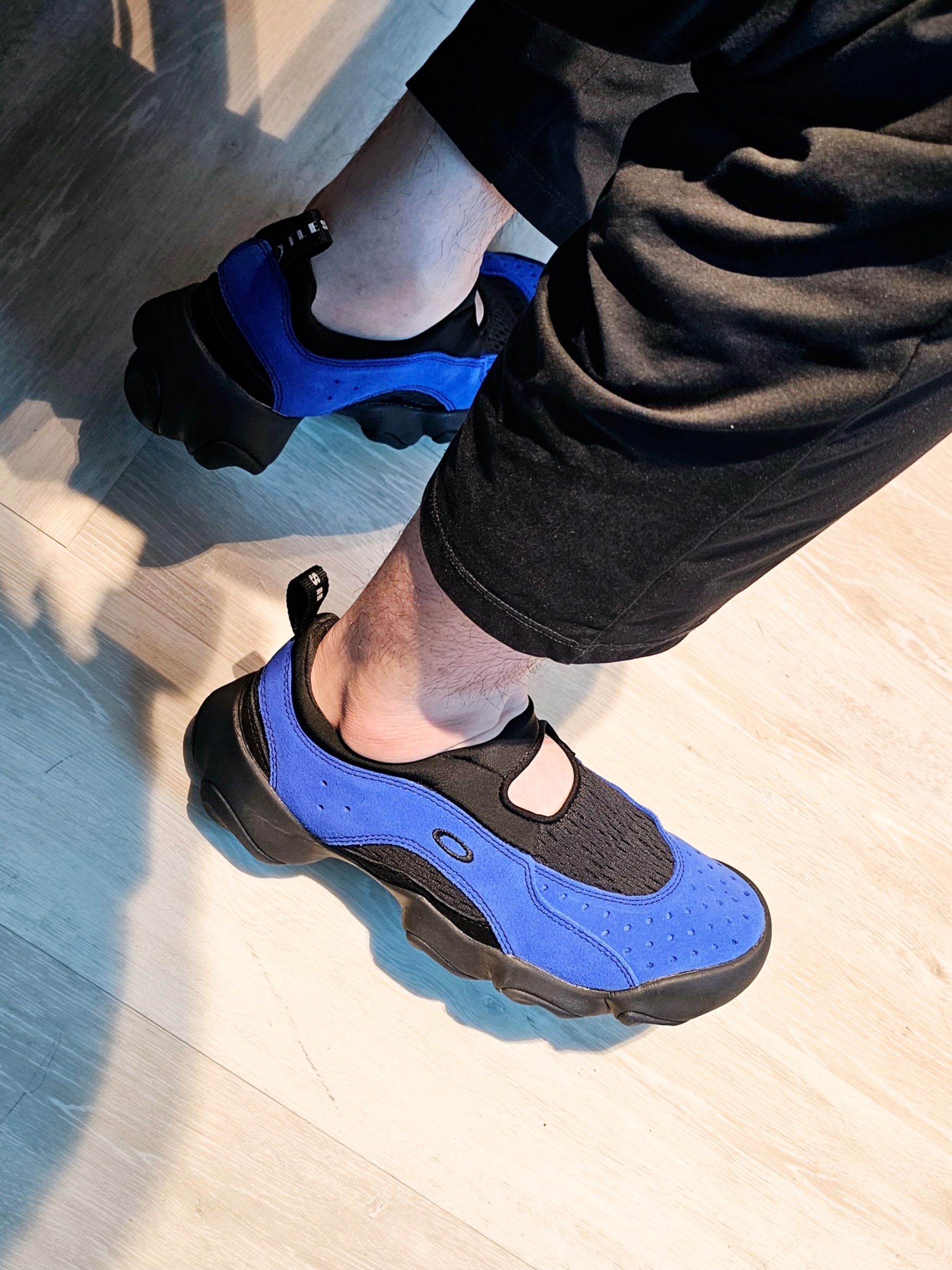 Oakley Factory Team x Brain Dead Flesh Sandal Electric Blue Black 착용 스타일 - 5