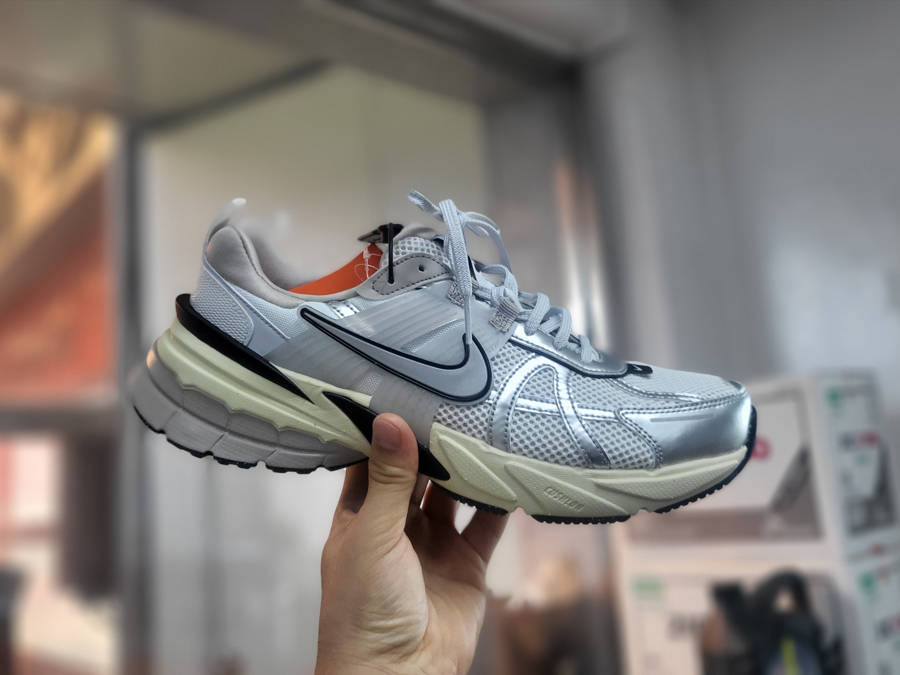Nike V2K Run Summit White Metallic Silver 착용 스타일