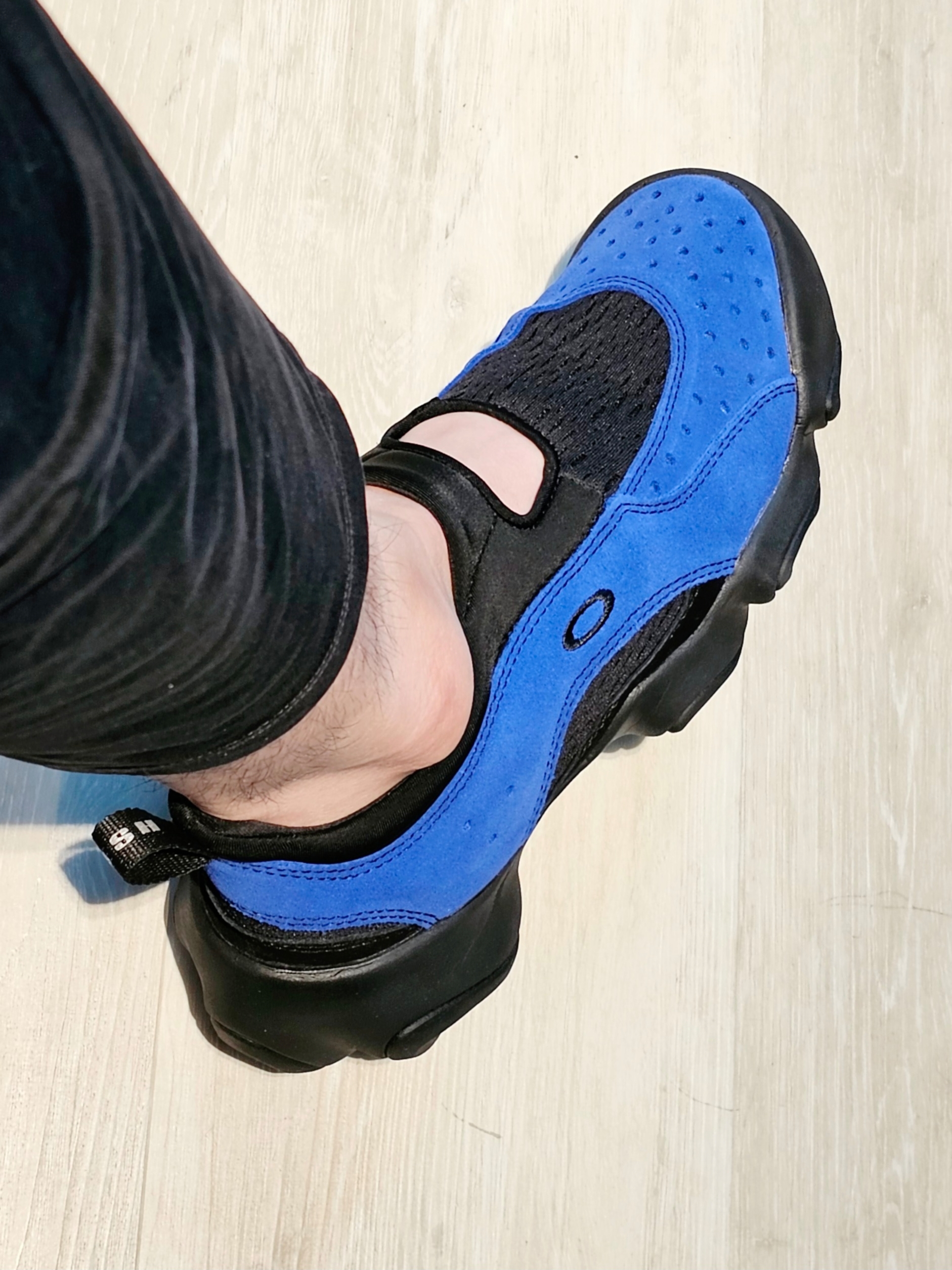 Oakley Factory Team x Brain Dead Flesh Sandal Electric Blue Black 착용 스타일 - 4