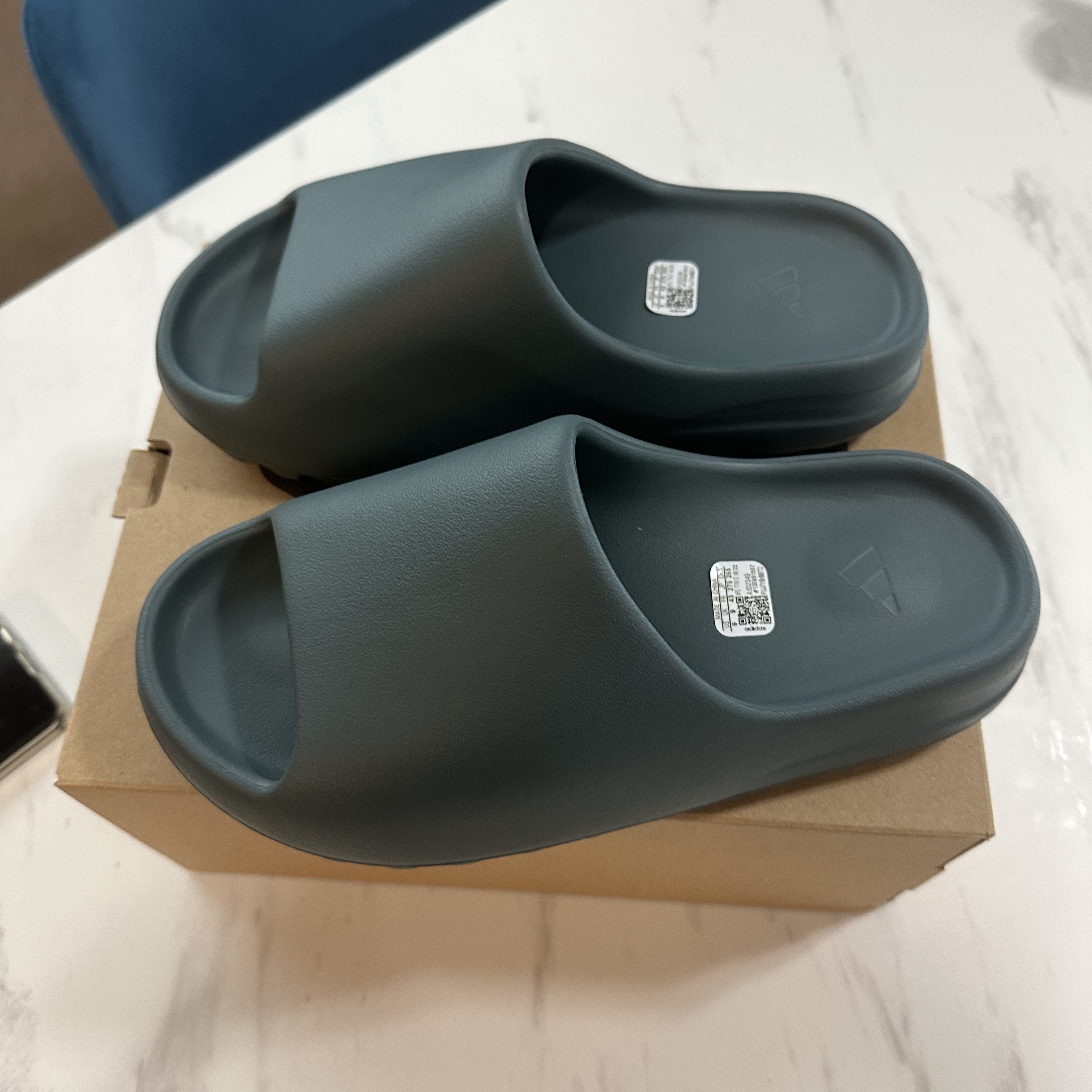 Adidas Yeezy 500 Utility Black 2022/2023, Porter Tanker Waist Bag S Black 착용 스타일 - 3