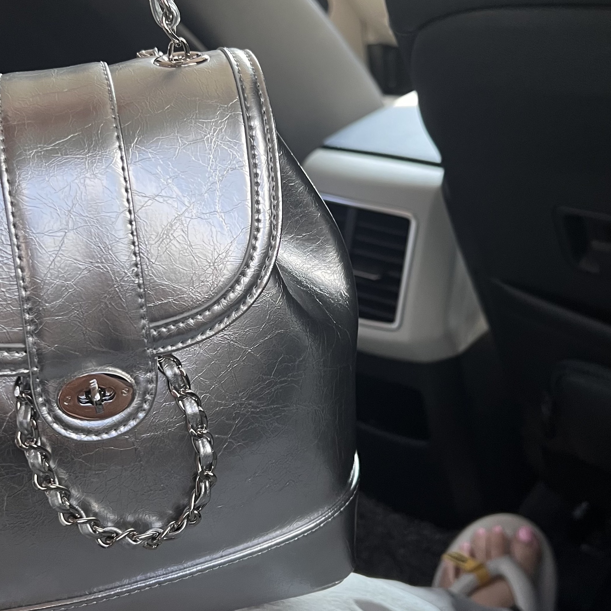 Cardinal Red Hawoo-A Bag Silver 착용 스타일