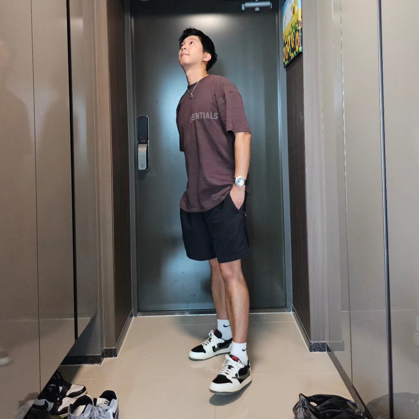 (W) Jordan 1 x Travis Scott Retro Low OG SP Medium Olive, Essentials SS T-Shirt Plum - 23SS 착용 스타일 - 1