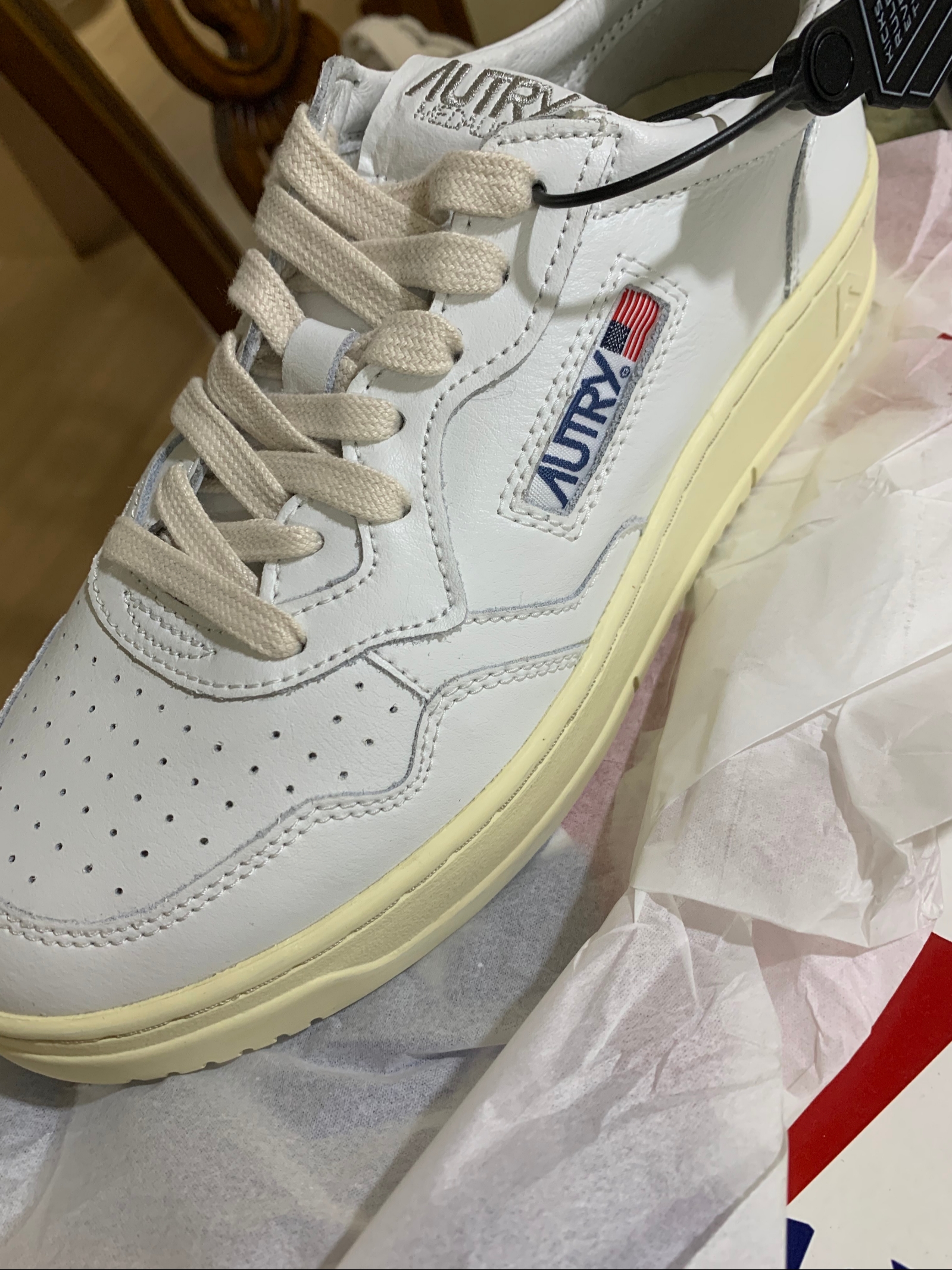 Autry Medalist Low Leather Sneakers White Blue 착용 스타일