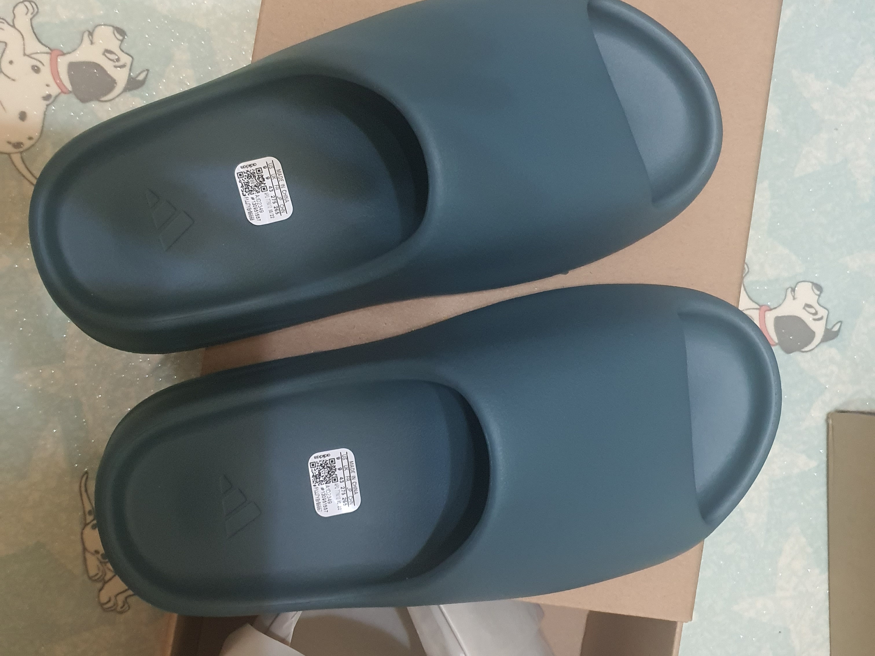 Adidas Yeezy Slide Slate Marine 착용 스타일