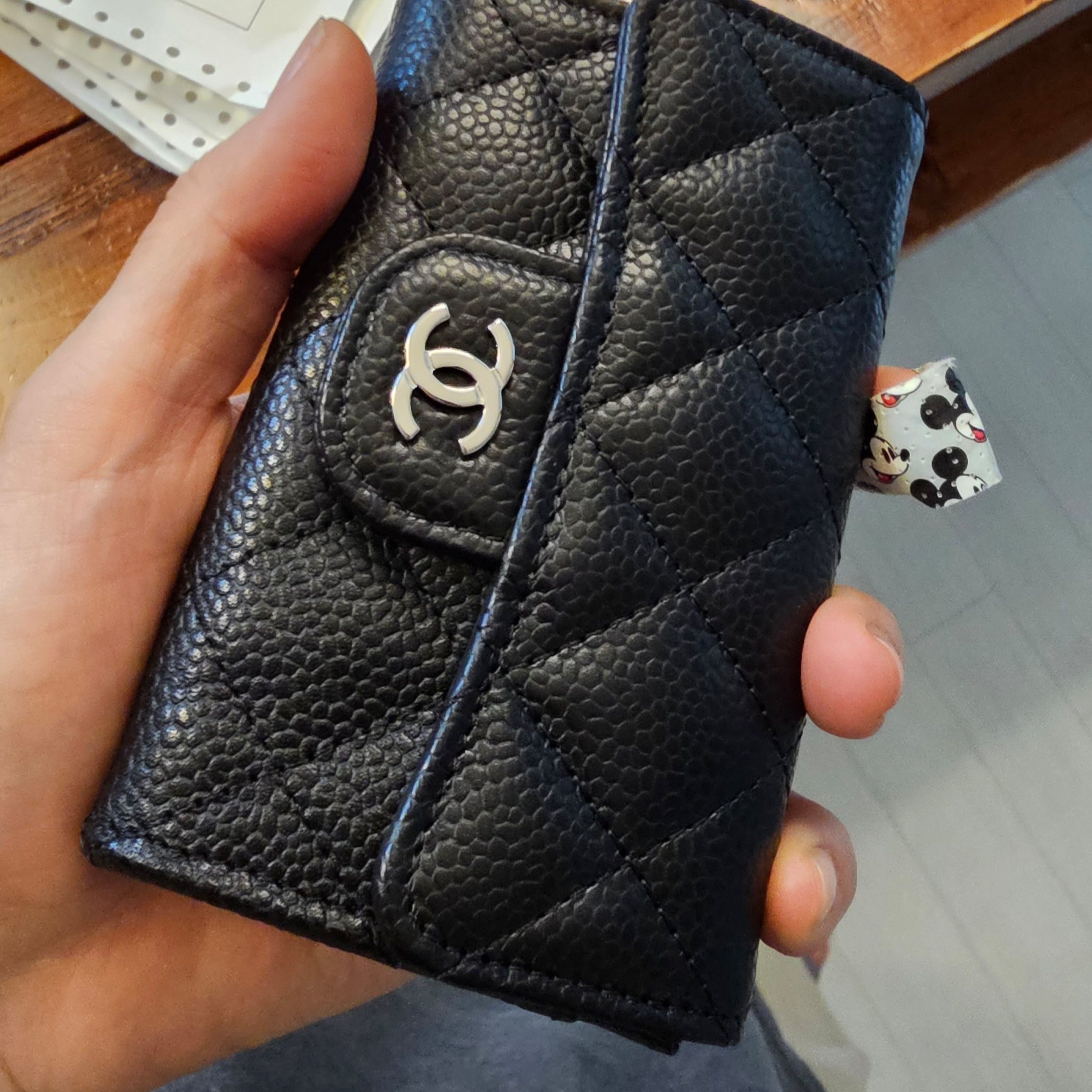 Chanel Classic Card Holder Grained Calfskin & Silver Black 착용 스타일