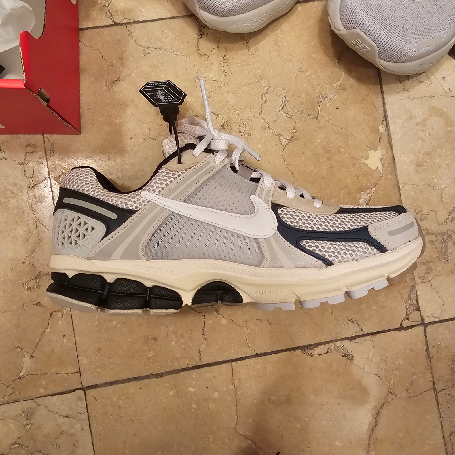 Nike Zoom Vomero 5 Light Bone and Black 착용 스타일 - 3