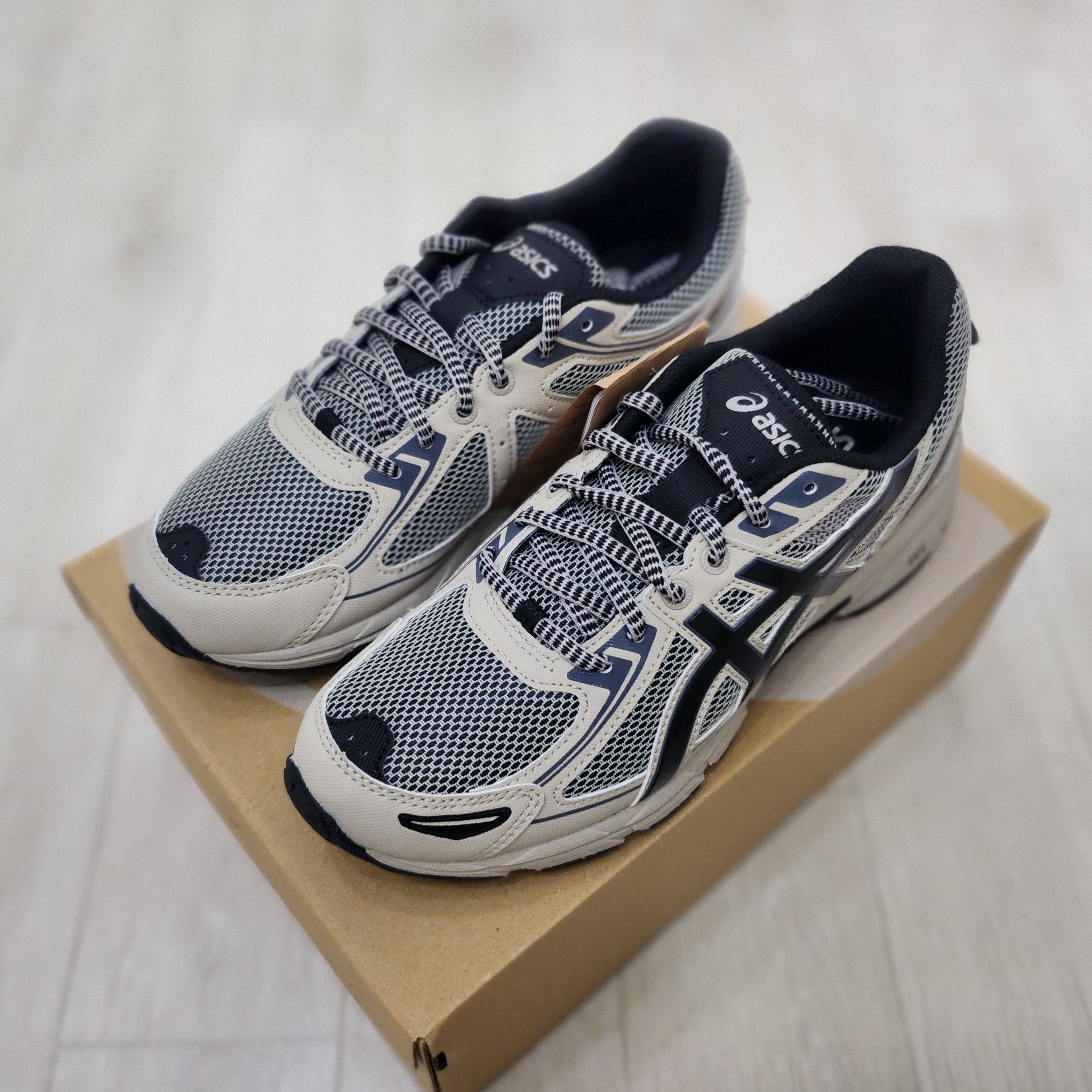 Asics Gel-Venture 6 Feather Grey Black 착용 스타일 - 2