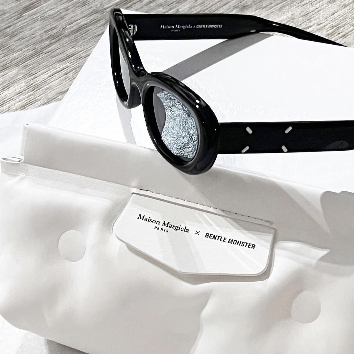 Gentle Monster x Maison Margiela MM004 Black Black 착용 스타일