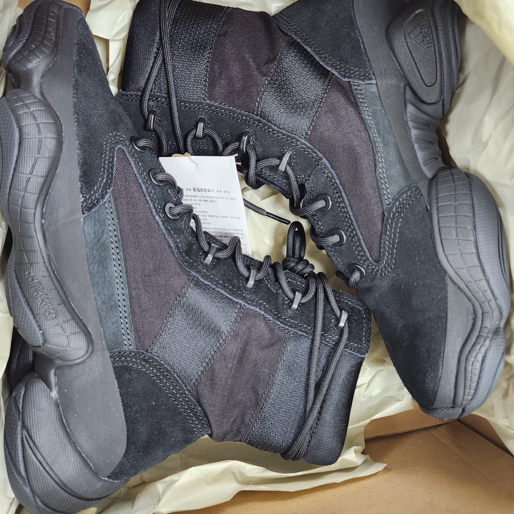 Adidas Yeezy 500 High Tactical Utility Black 착용 스타일