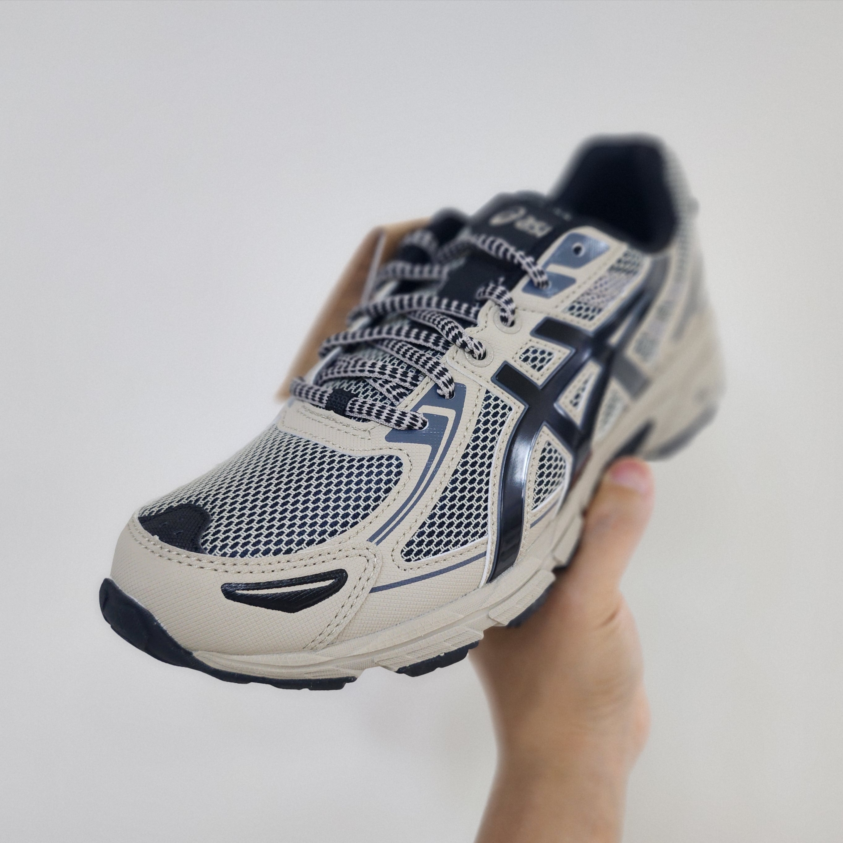 Asics Gel-Venture 6 Feather Grey Black 착용 스타일 - 1