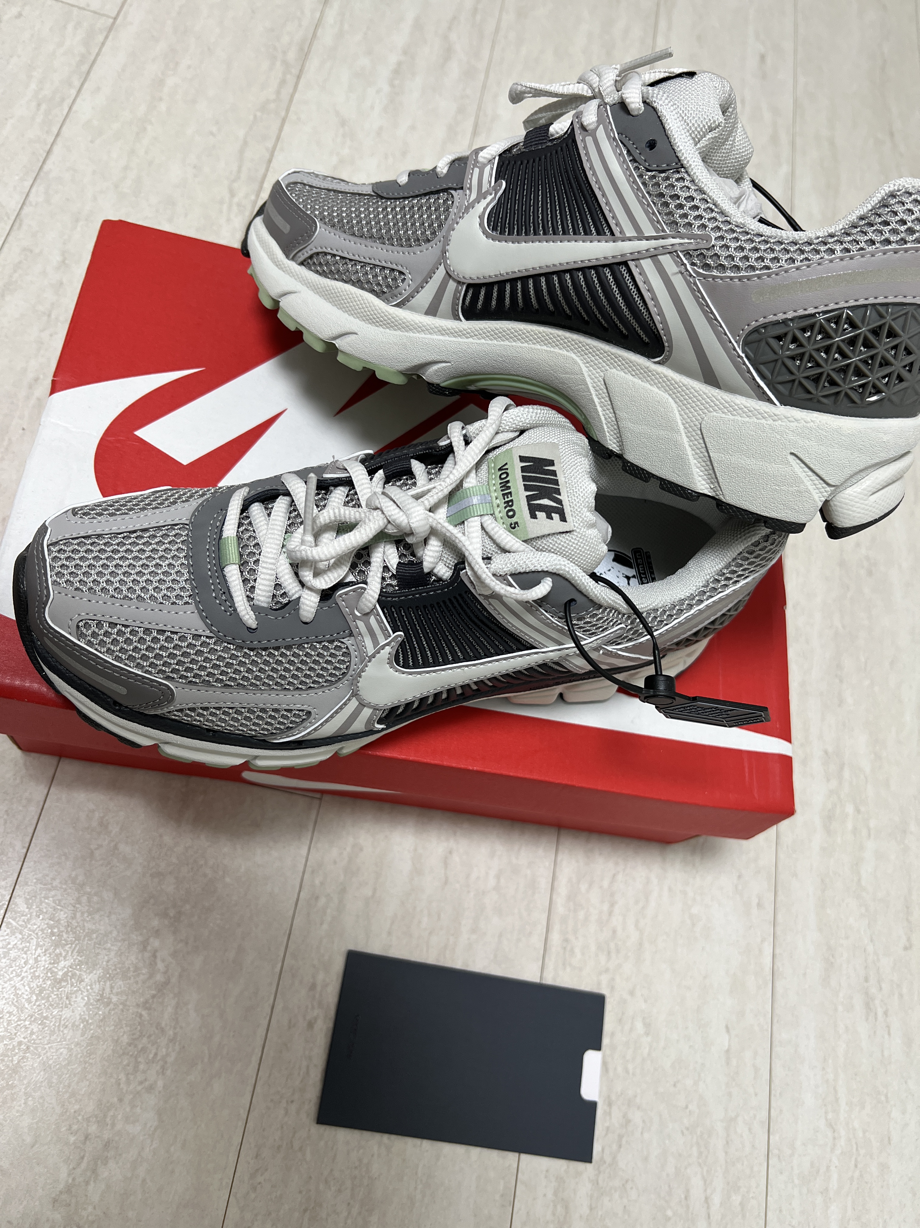 (W) Nike Zoom Vomero 5 Cobblestone and Flat Pewter 착용 스타일 - 1