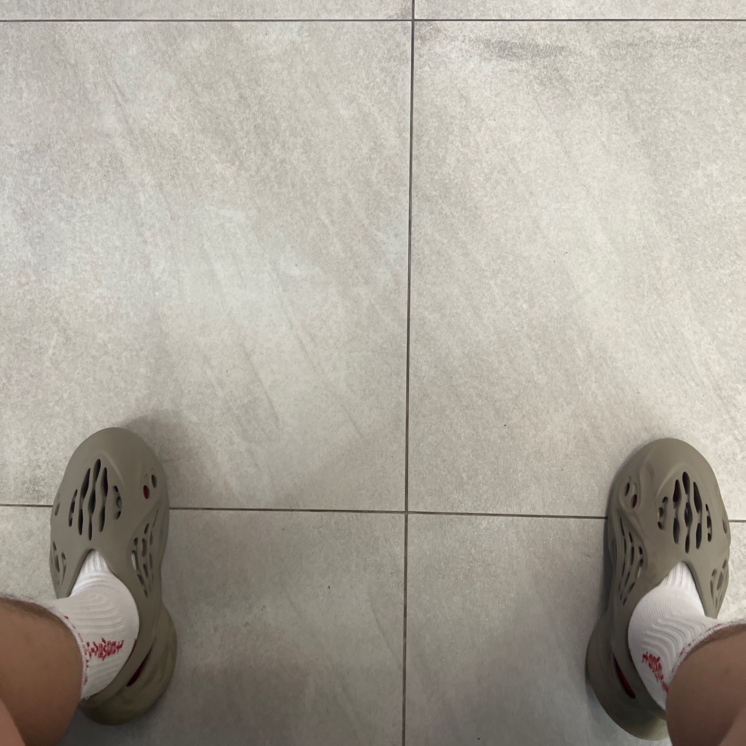Adidas Yeezy Foam RNNR Stone Sage 착용 스타일 - 2