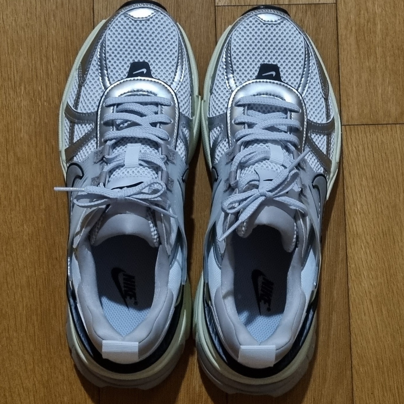 Nike V2K Run Summit White Metallic Silver 착용 스타일