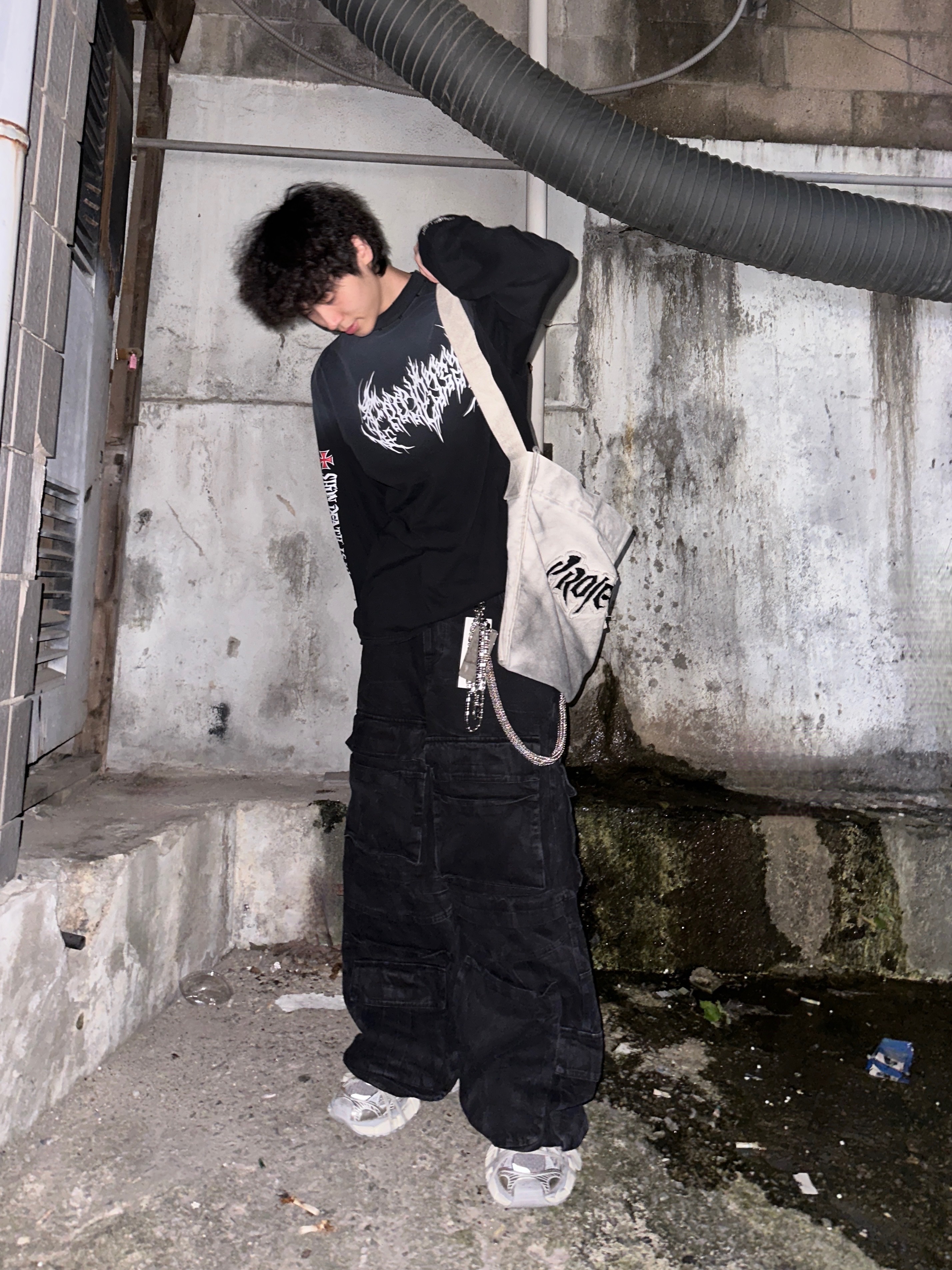 Project G/R Crinkle Denim Cargo Pants Black, Project G/R Metalic Logo Long Sleeve T-Shirts Black 착용 스타일