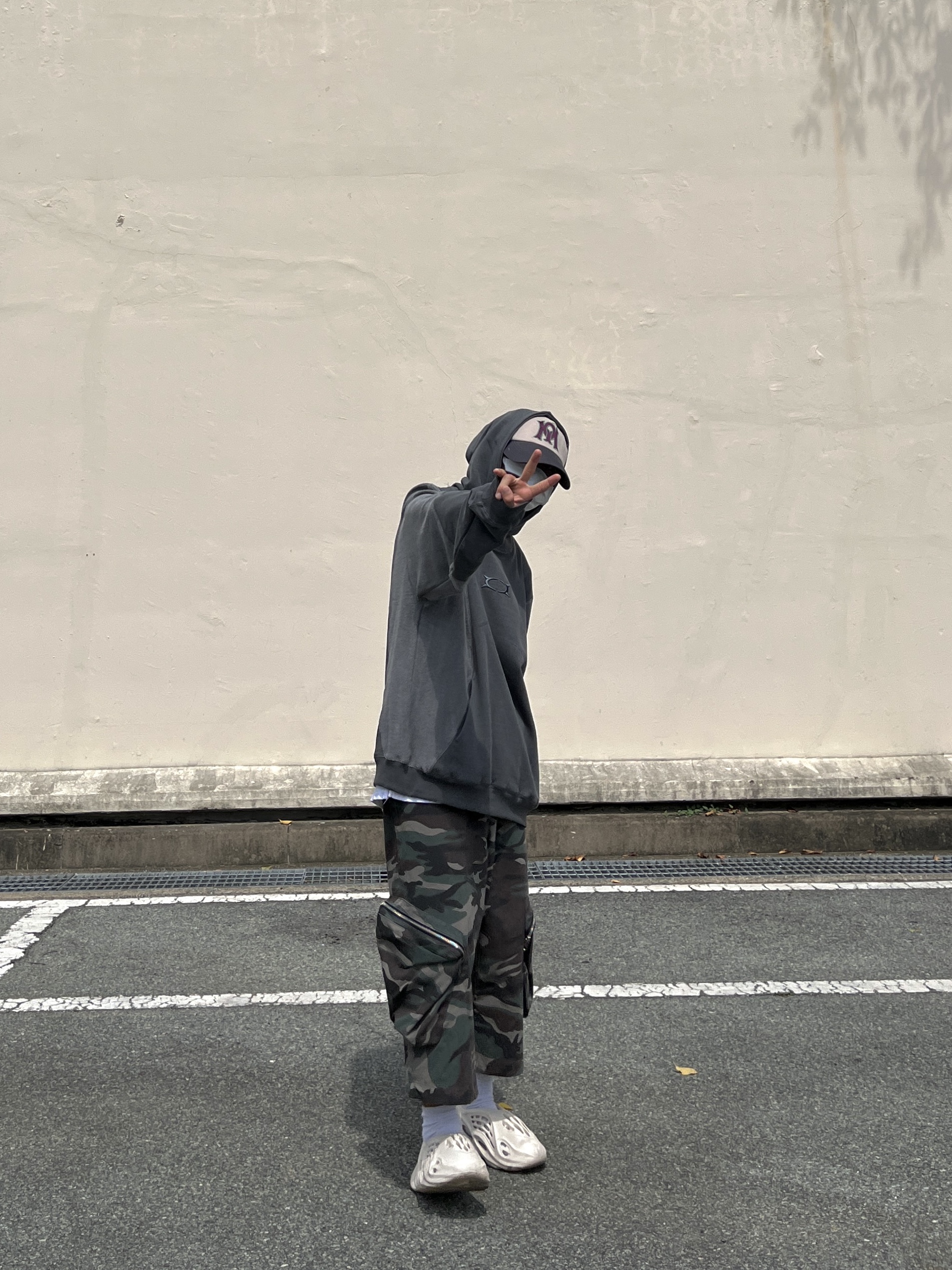 Adidas Yeezy Foam RNNR Sand 착용 스타일 - 2